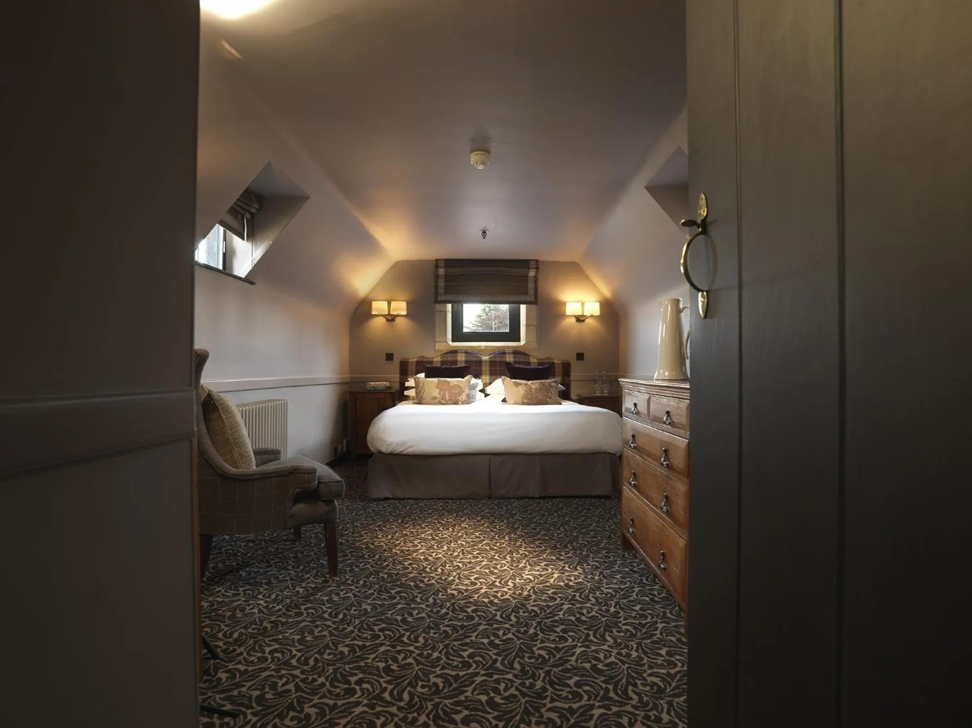 Bedroom, Bed in The Lygon Arms - an Iconic Luxury Hotel