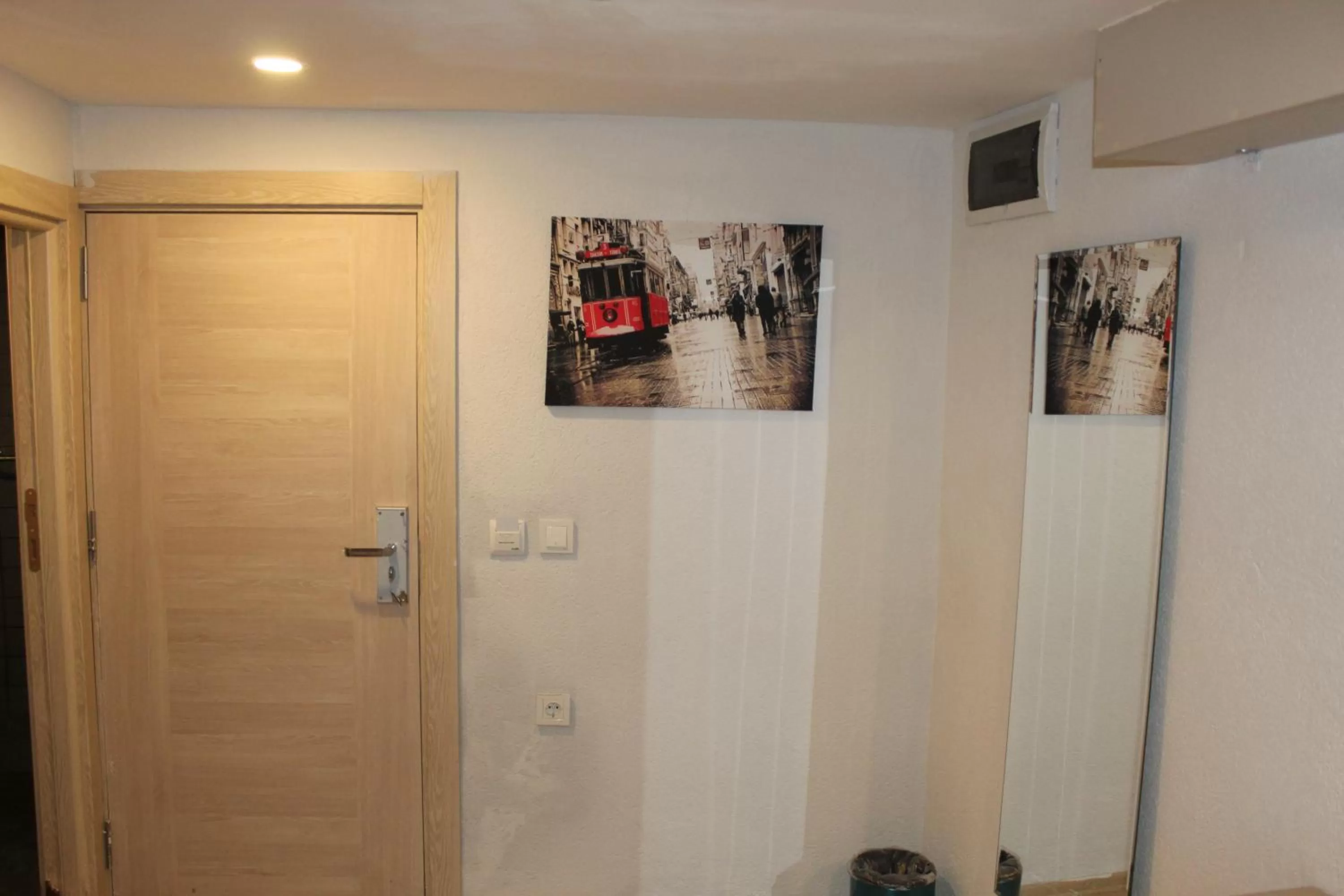 Photo of the whole room in The Lola Hotel