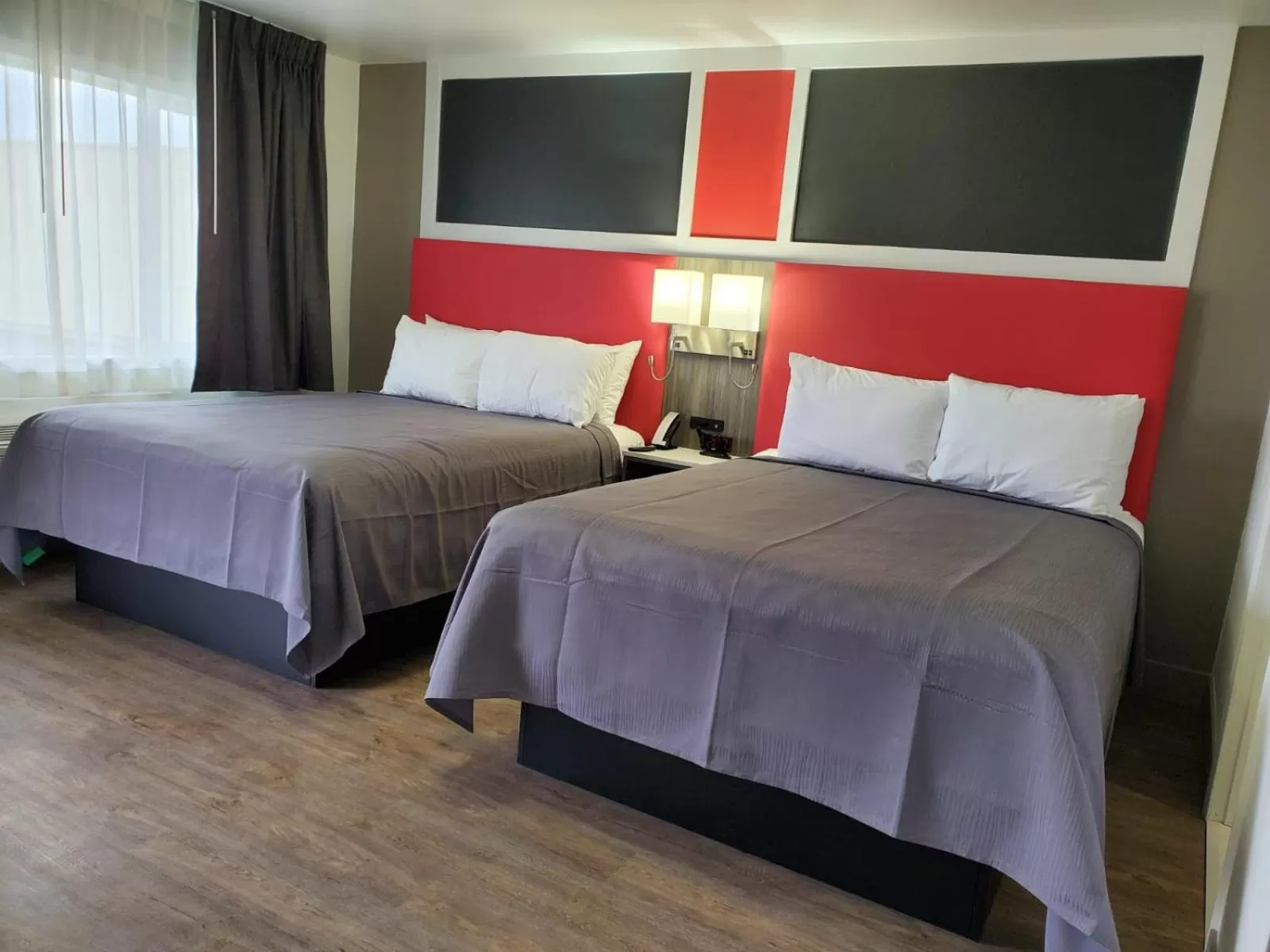 Bed in Seven Seas Inn & Suites