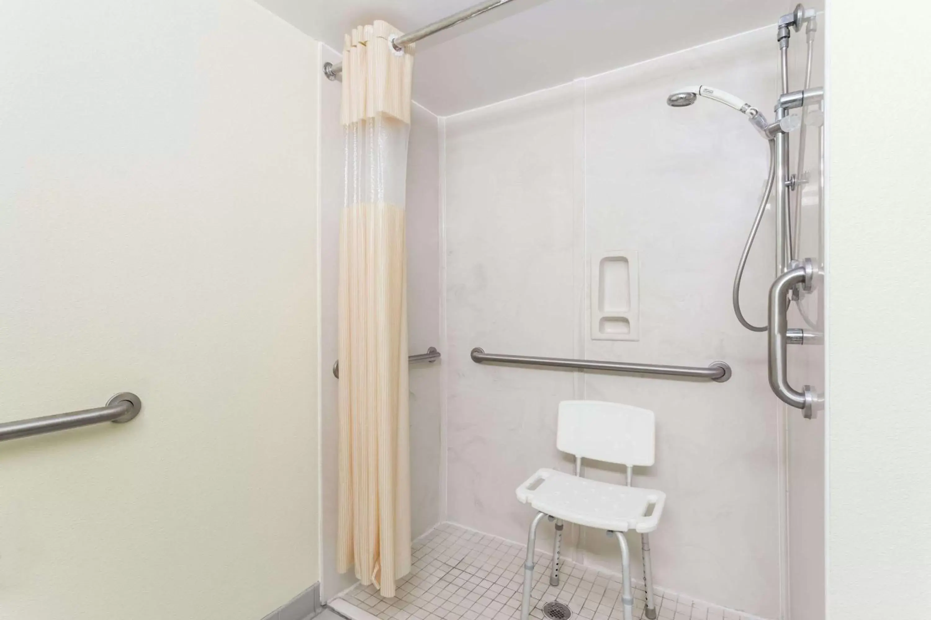 Double Room, Mobility/Hearing Access with Roll-In Shower, Non-Smoking in Days Inn by Wyndham Marianna Double Room, Mobility/Hearing Access with Roll-In Shower, Non-Smoking in Days Inn by Wyndham Marianna