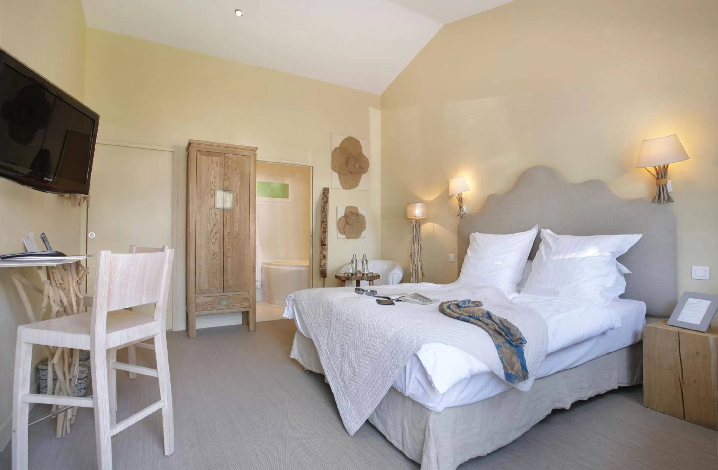 Bed in The Originals Hôtel Le Cise Restaurant Chambres et Suites