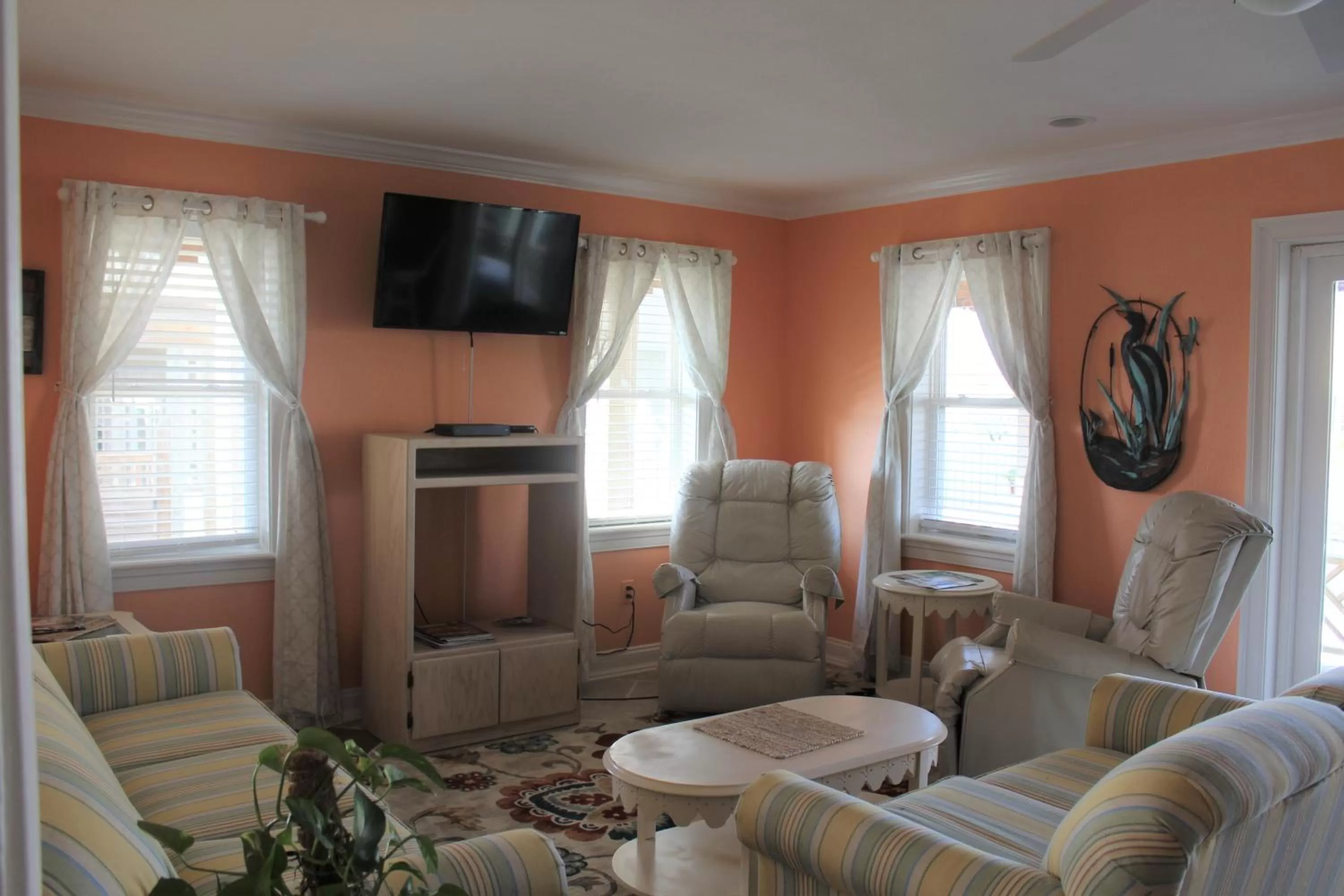 Communal lounge/ TV room in Pierhouse Bed & Breakfast