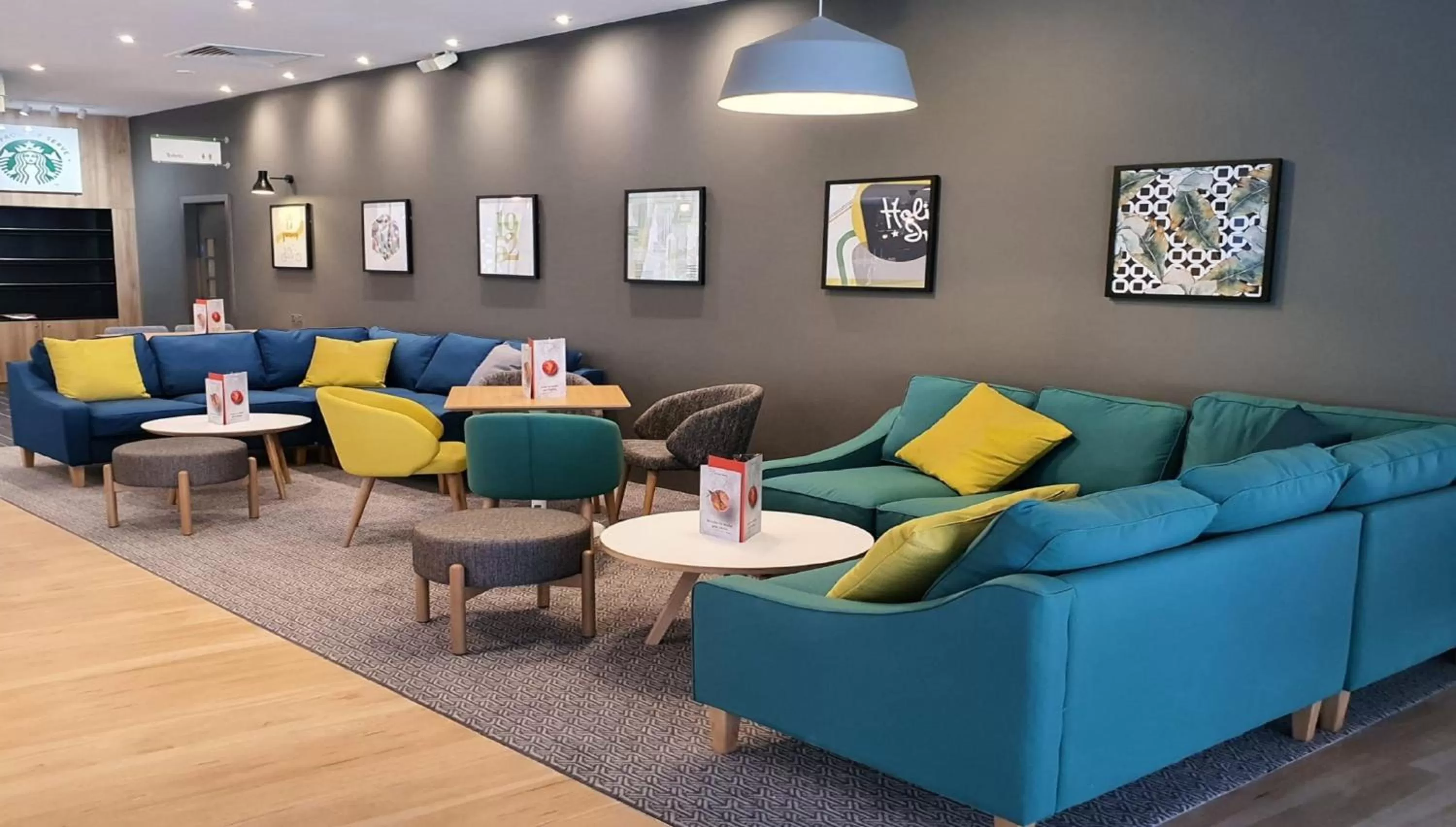 Lounge or bar in Holiday Inn Aylesbury by IHG