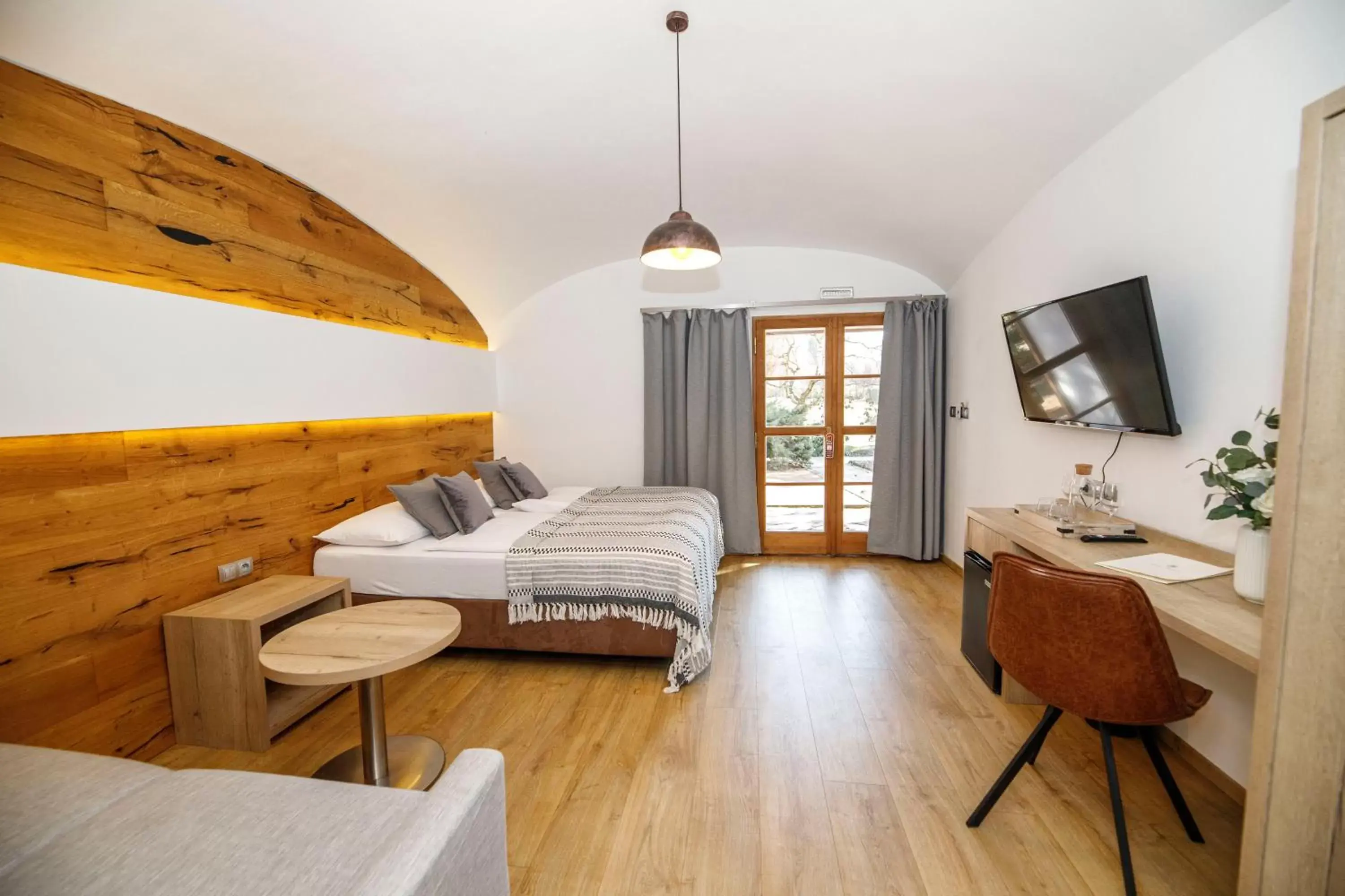 Superior Double Room with Sofa and with Garden View in Dvůr Pecínov Superior Double Room with Sofa and with Garden View in Dvůr Pecínov