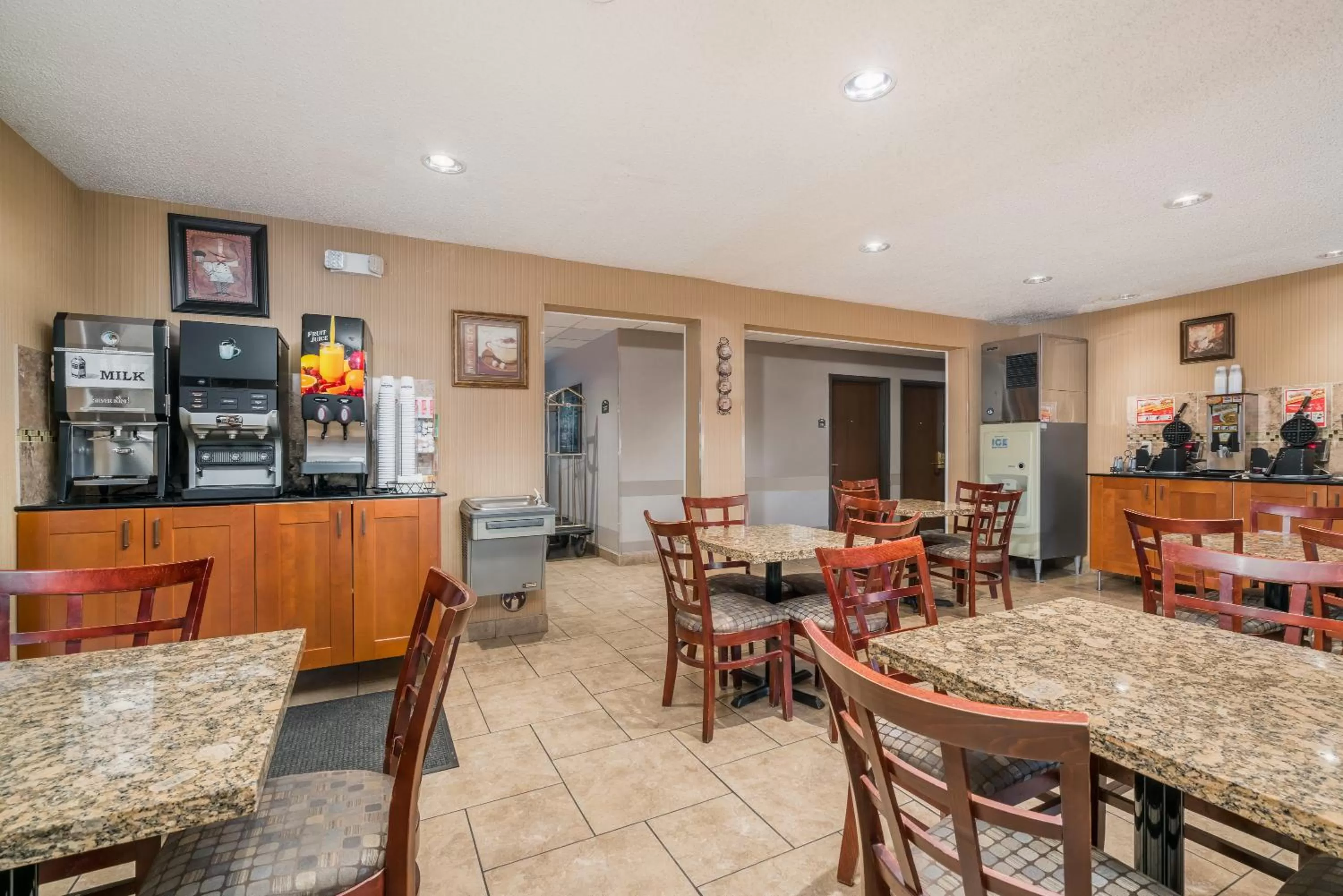 Coffee/tea facilities in Microtel Inn & Suites by Wyndham Rochester North Mayo Clinic