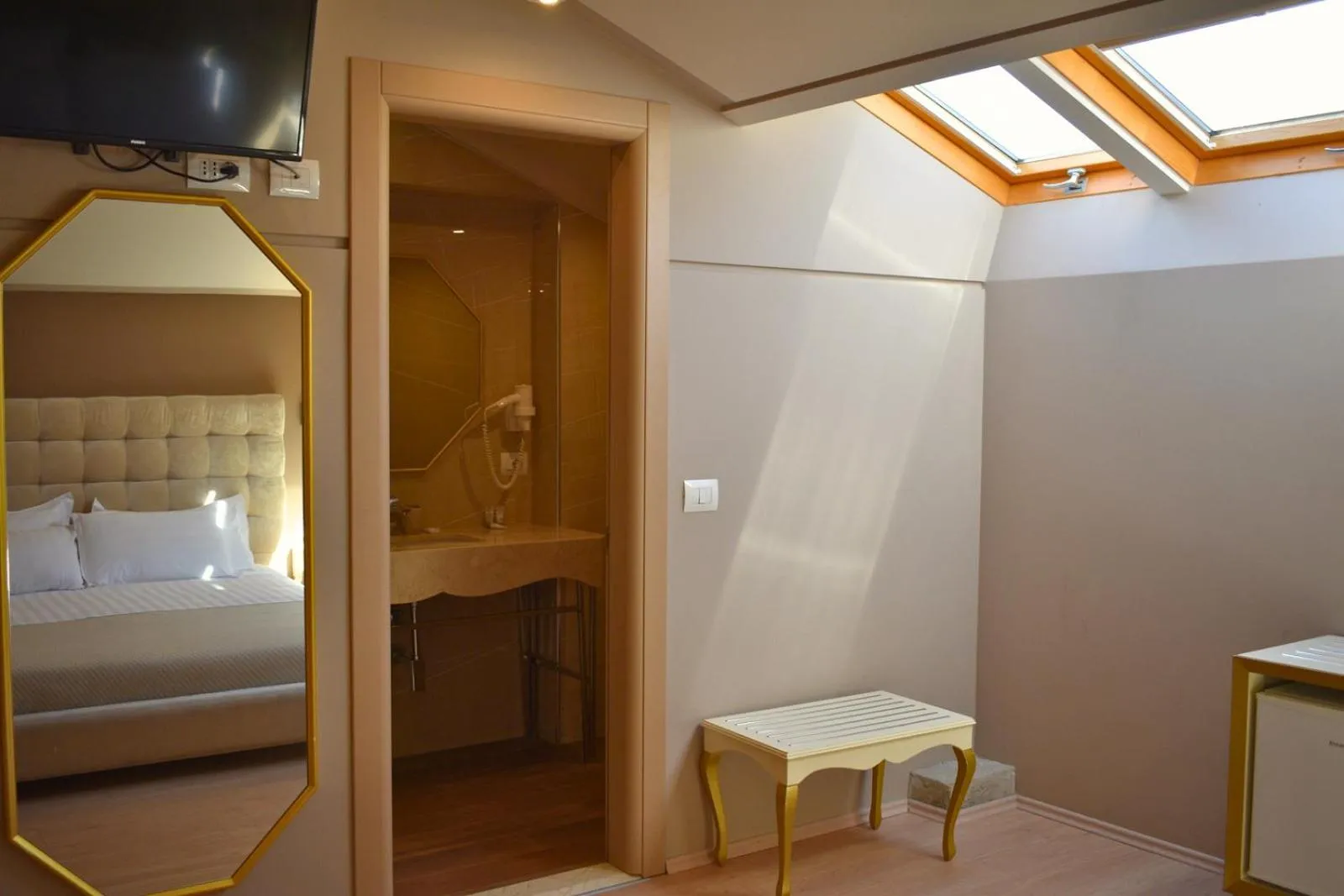 Shower, Bed in Hotel Rezidenca Desaret