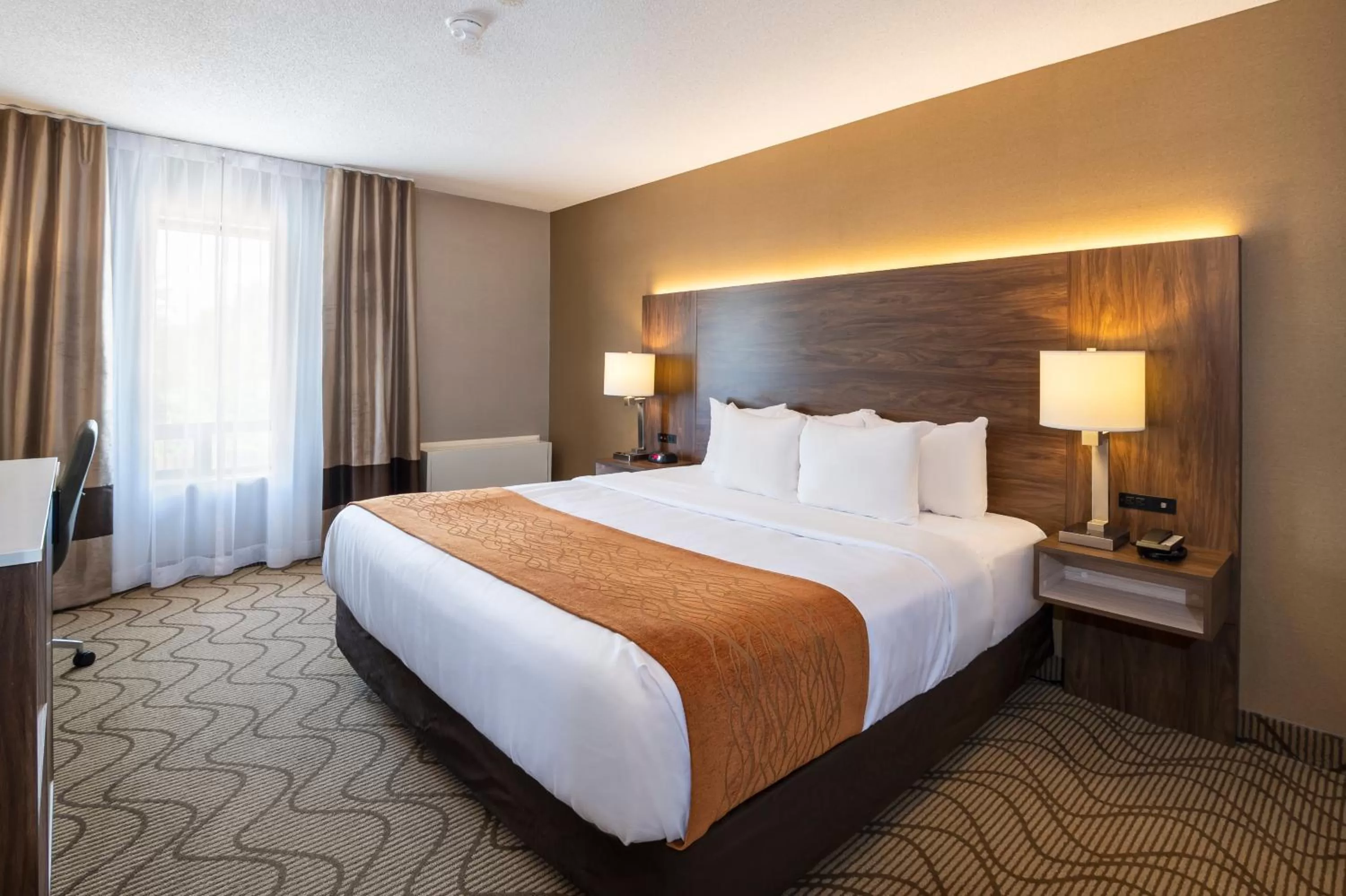 Bed in Comfort Inn Lakeshore