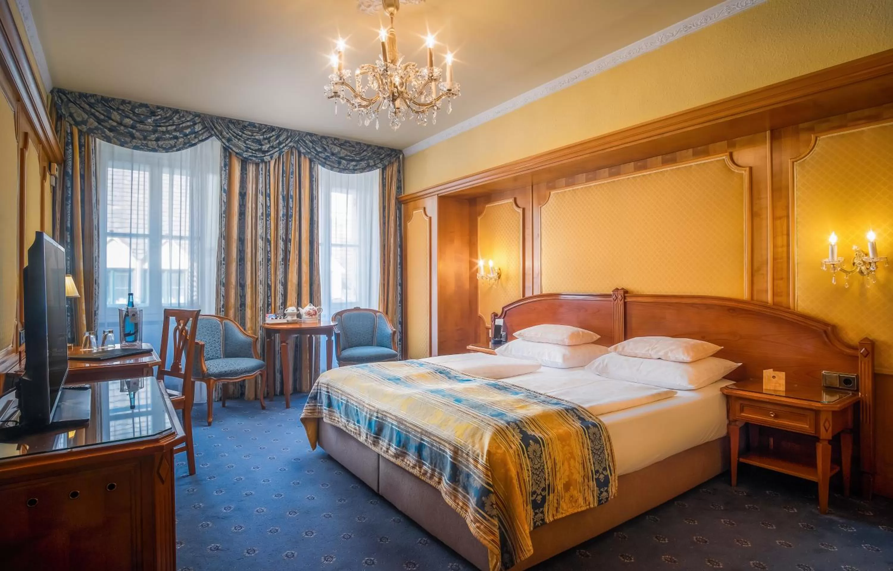 Photo of the whole room, Bed in Schlosshotel Römischer Kaiser