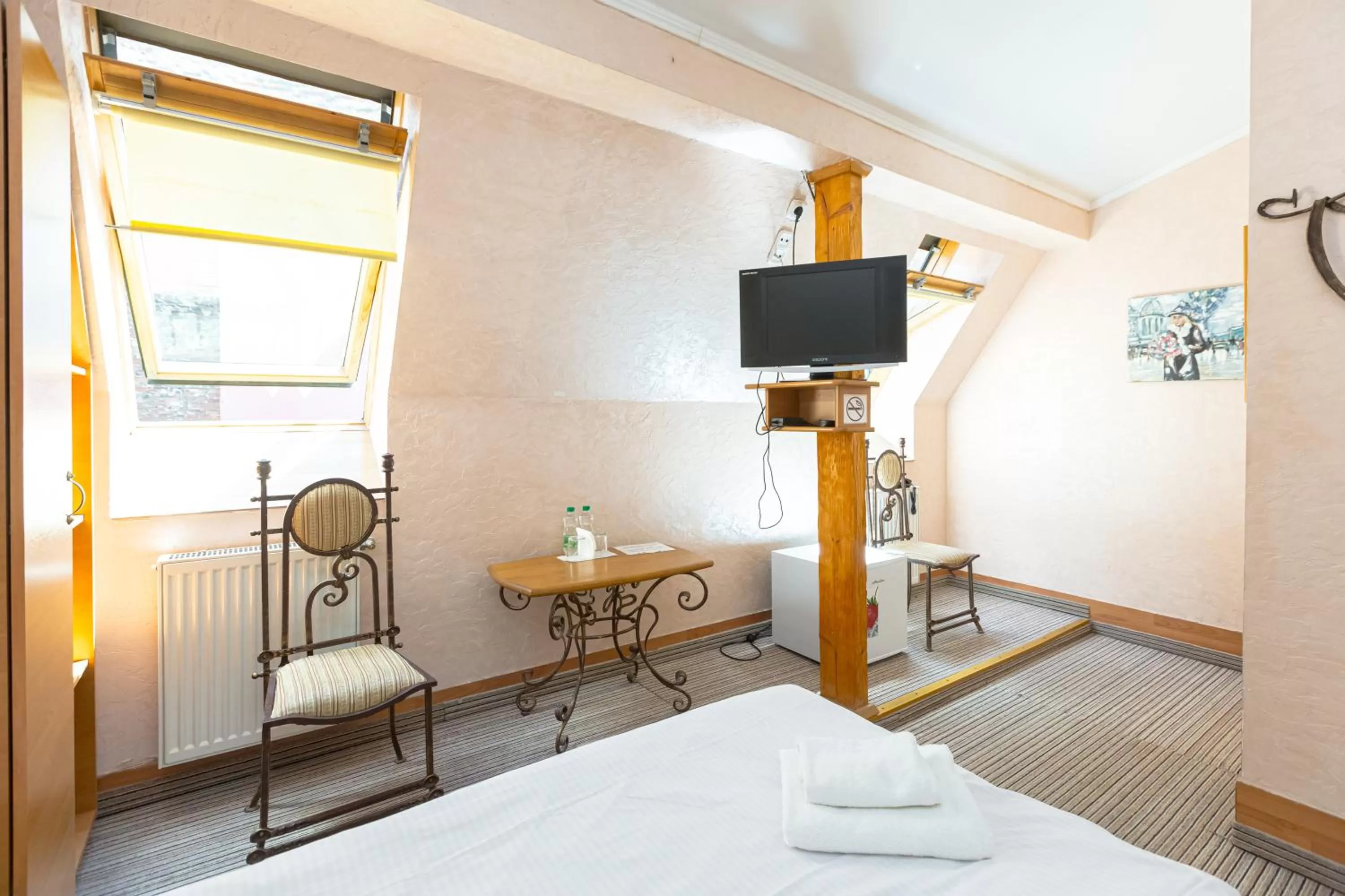 Communal lounge/ TV room, Bed in Staryi Krakiv