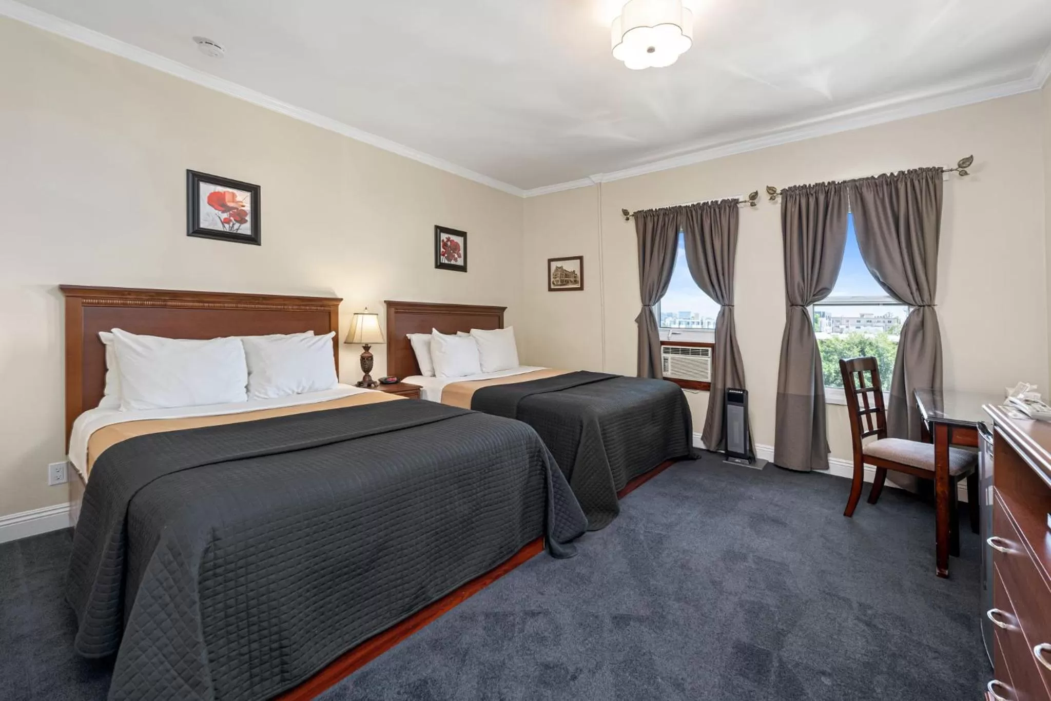 Photo of the whole room, Bed in Hollywood Historic Hotel