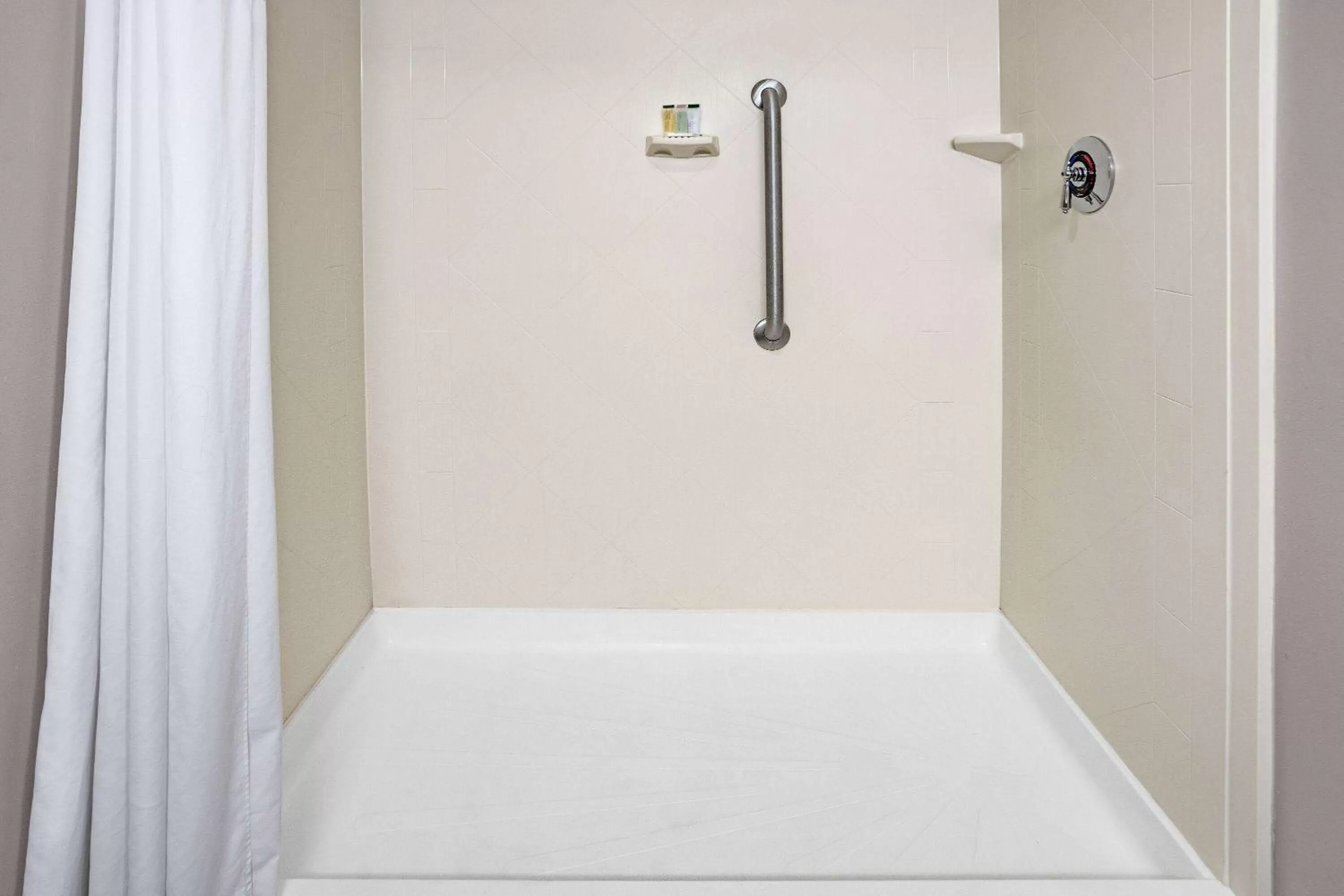 Shower, Bed in Super 8 by Wyndham Mount Laurel
