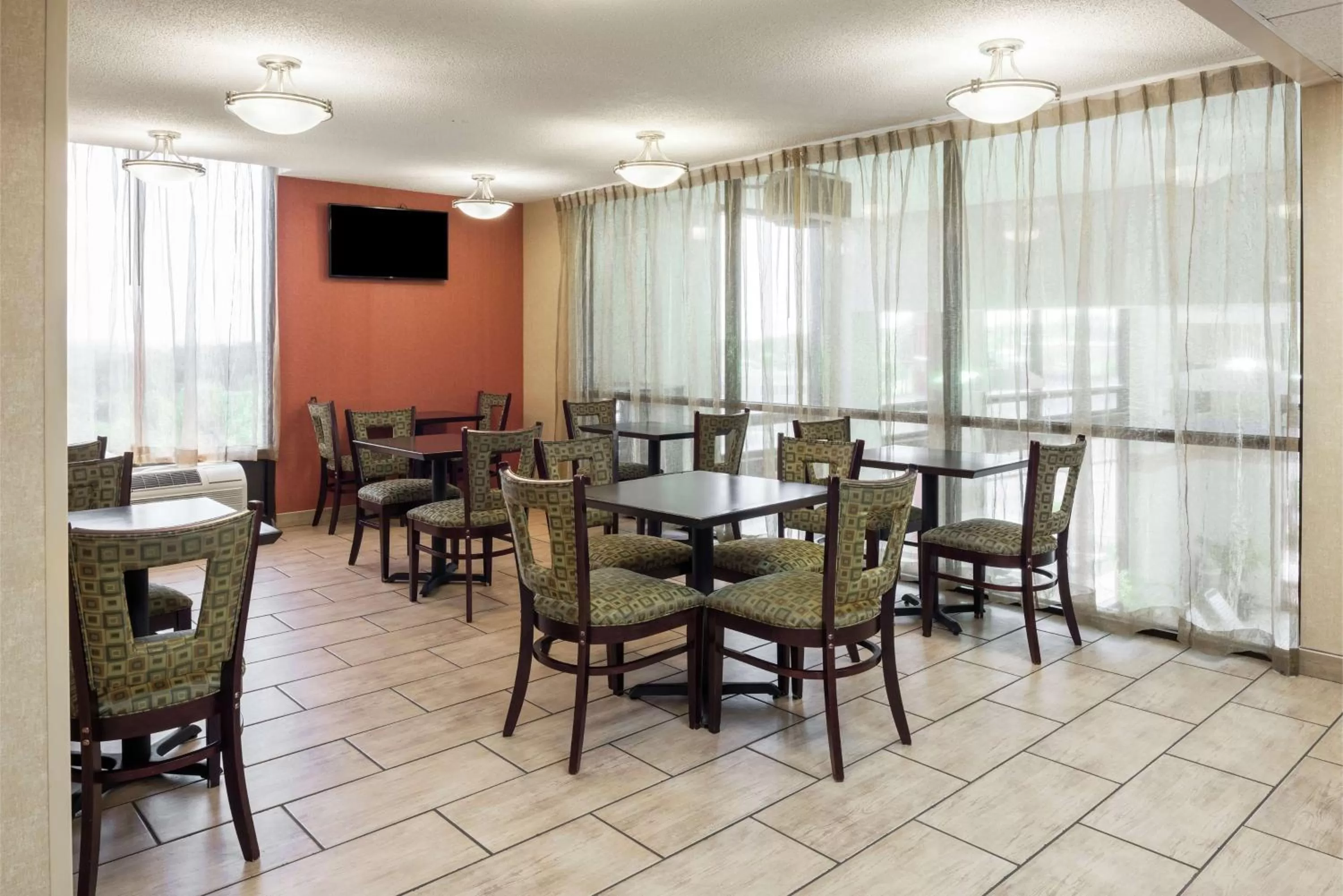 Dining area in Hampton Inn Branson on the Strip