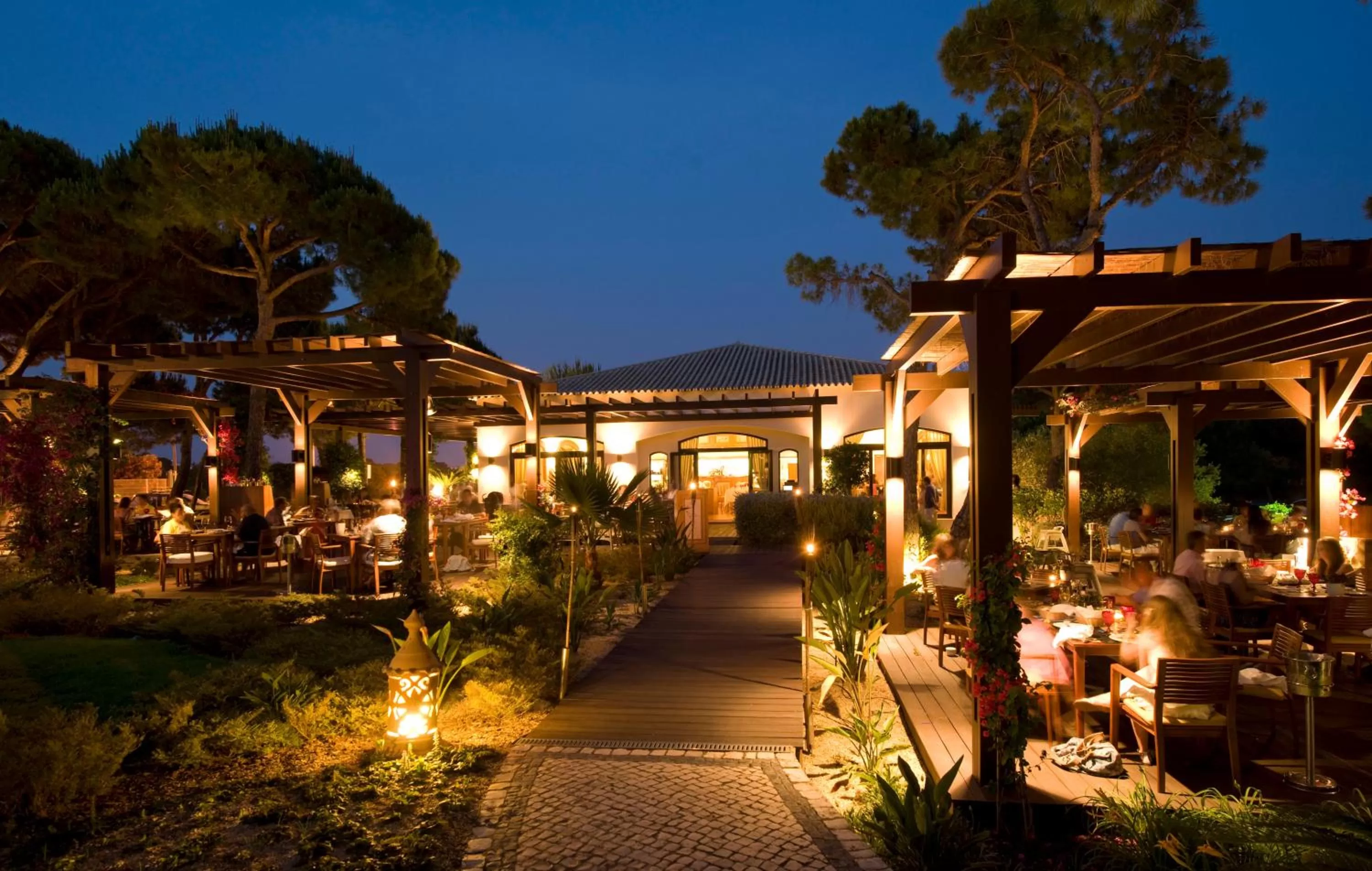 Restaurant/places to eat in Pine Cliffs Gardens