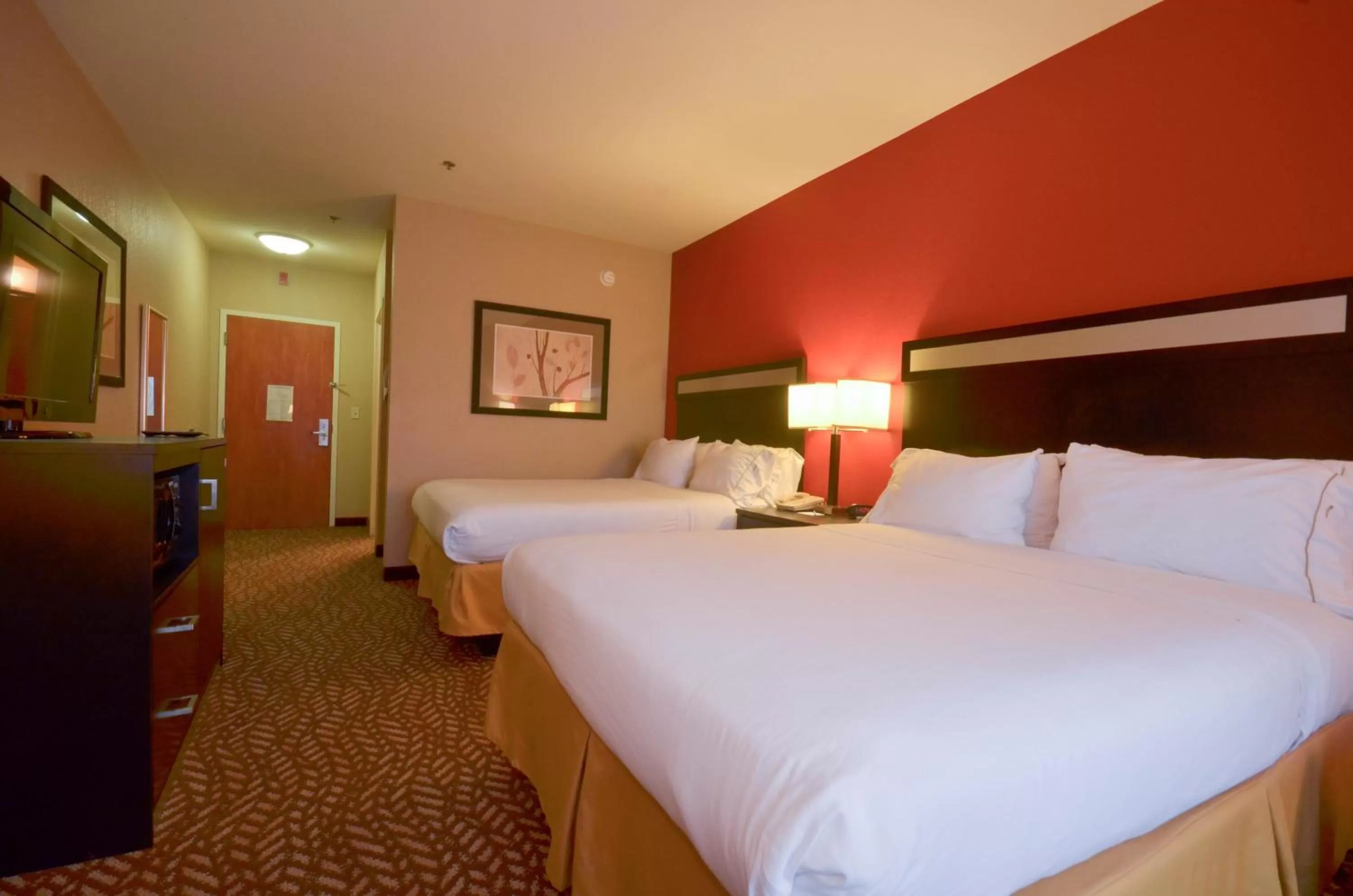 Photo of the whole room, Bed in Holiday Inn Express & Suites Pine Bluff/Pines Mall by IHG