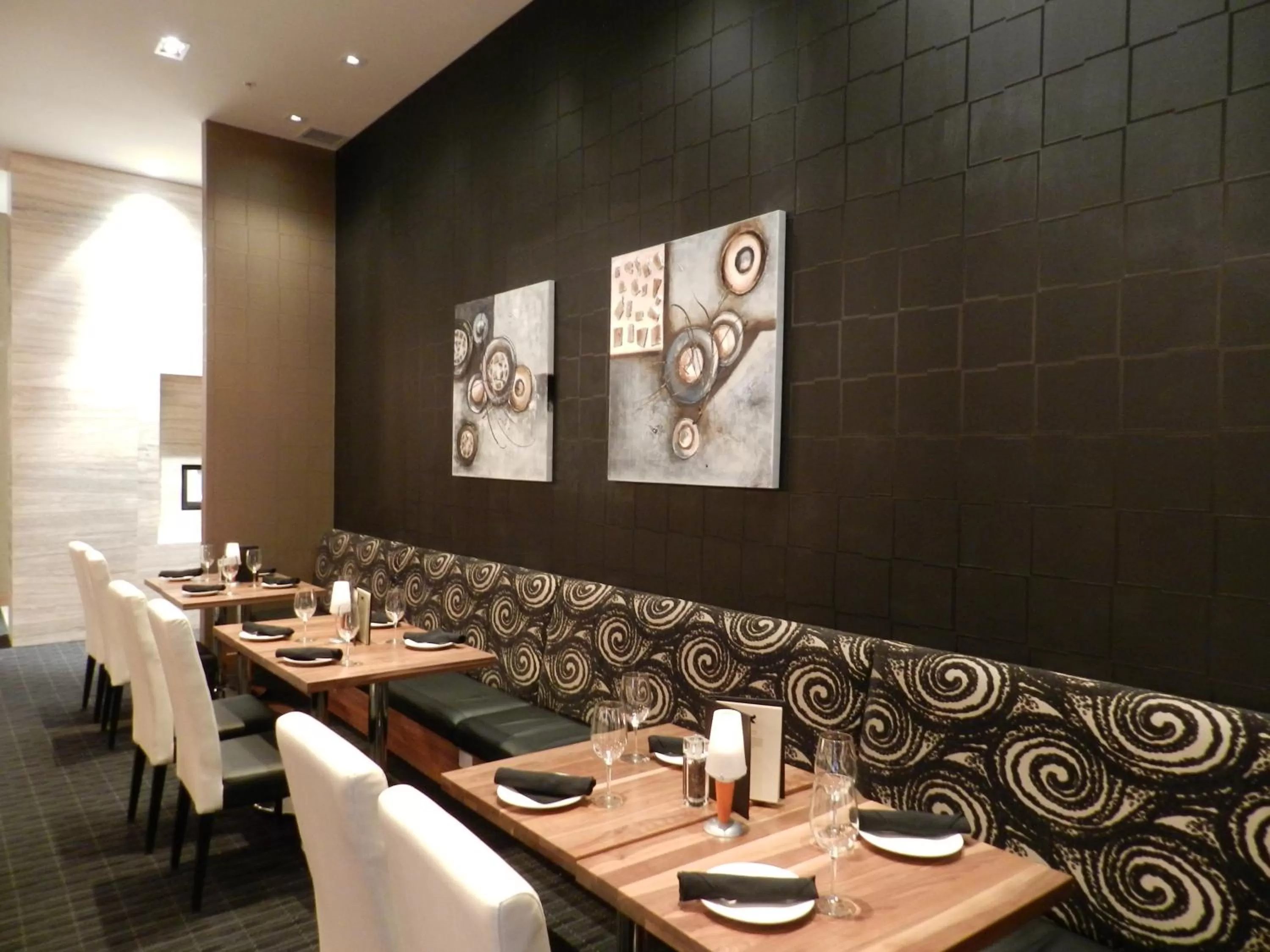 Restaurant/places to eat in Radisson Hotel & Conference Centre Calgary Airport