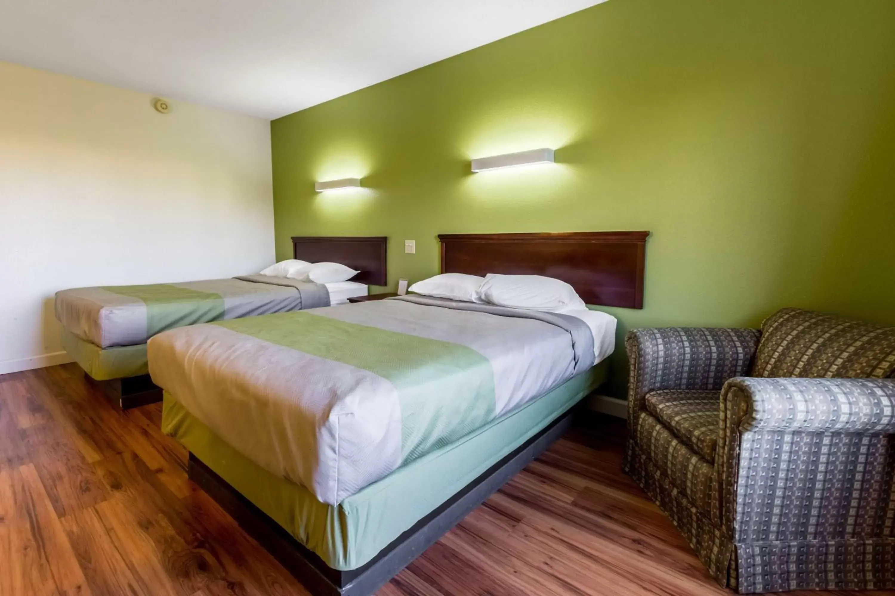 Quadruple Room - single occupancy - Non-Smoking in Motel 6-Springfield, OH Quadruple Room - single occupancy - Non-Smoking in Motel 6-Springfield, OH