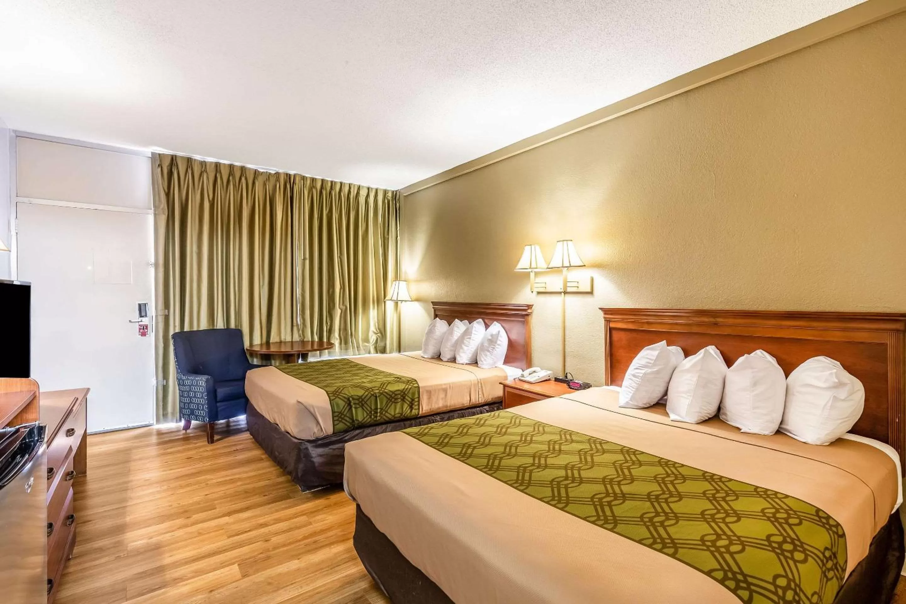 Photo of the whole room, Bed in Econo Lodge Lake City-North