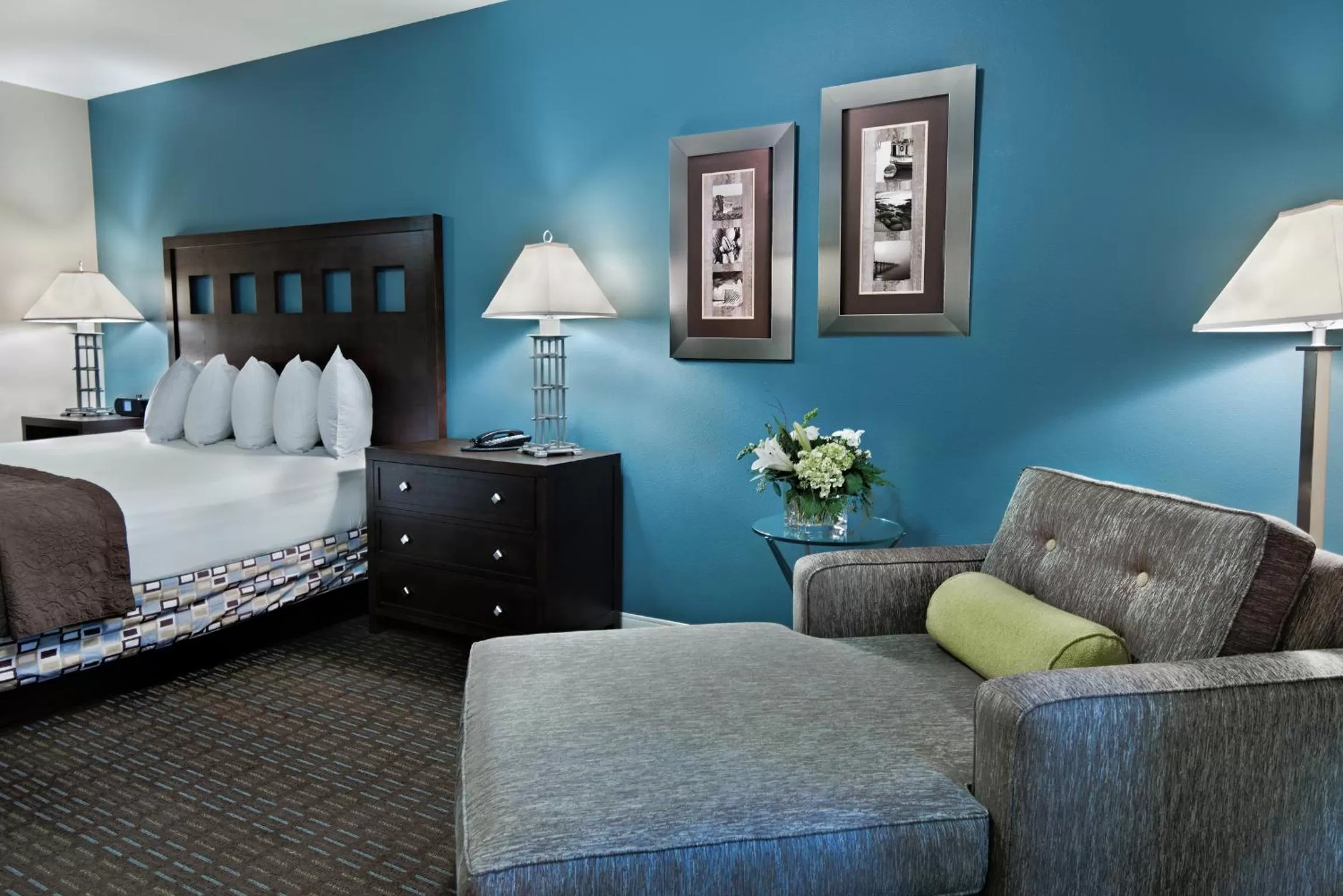 Shower, Bed in Oxford Suites Silverdale