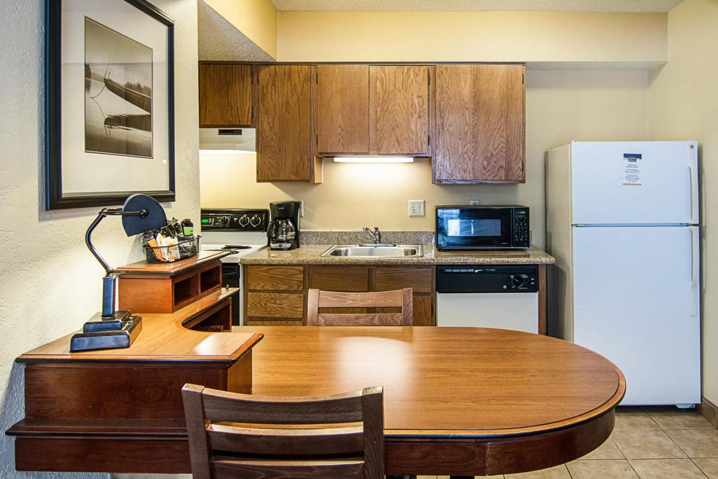 Kitchen or kitchenette in Extended Studio Suites Hotel- Bossier City