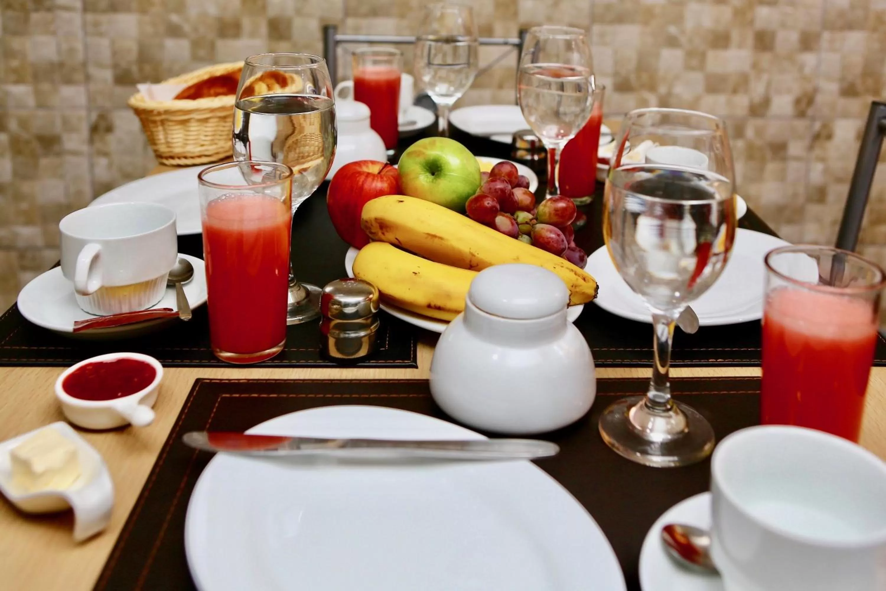 Food and drinks in Yakana Hotel