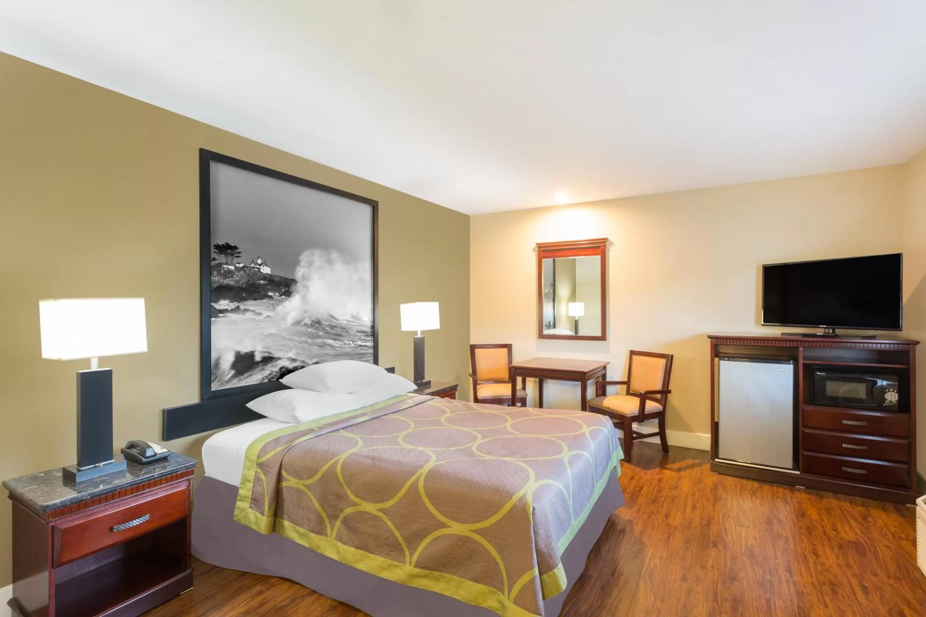 Bed in Super 8 by Wyndham Martinez