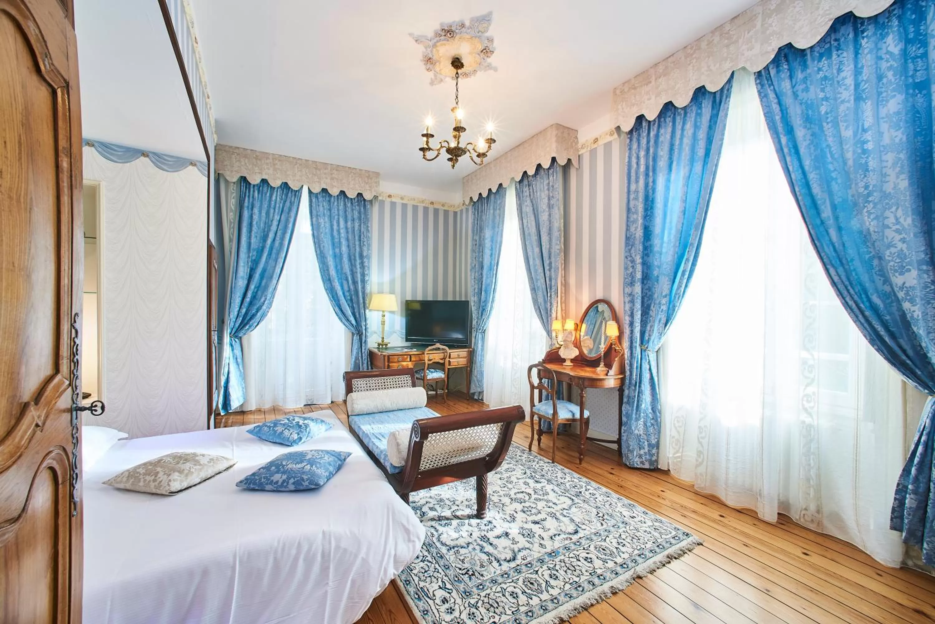 Photo of the whole room, Bed in Château de la Richerie - proche Puy du Fou