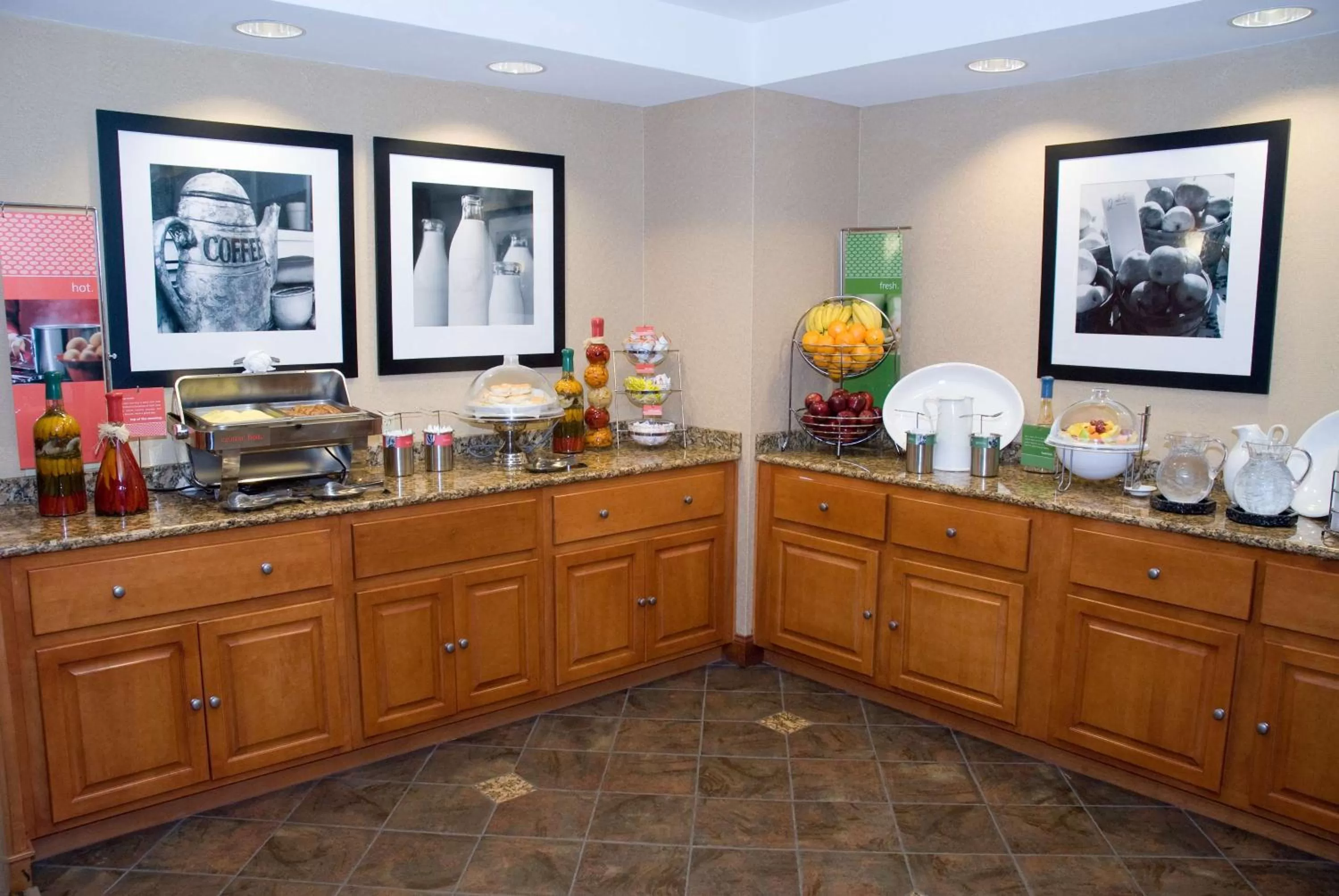 Dining area in Hampton Inn & Suites by Hilton Manchester Bedford