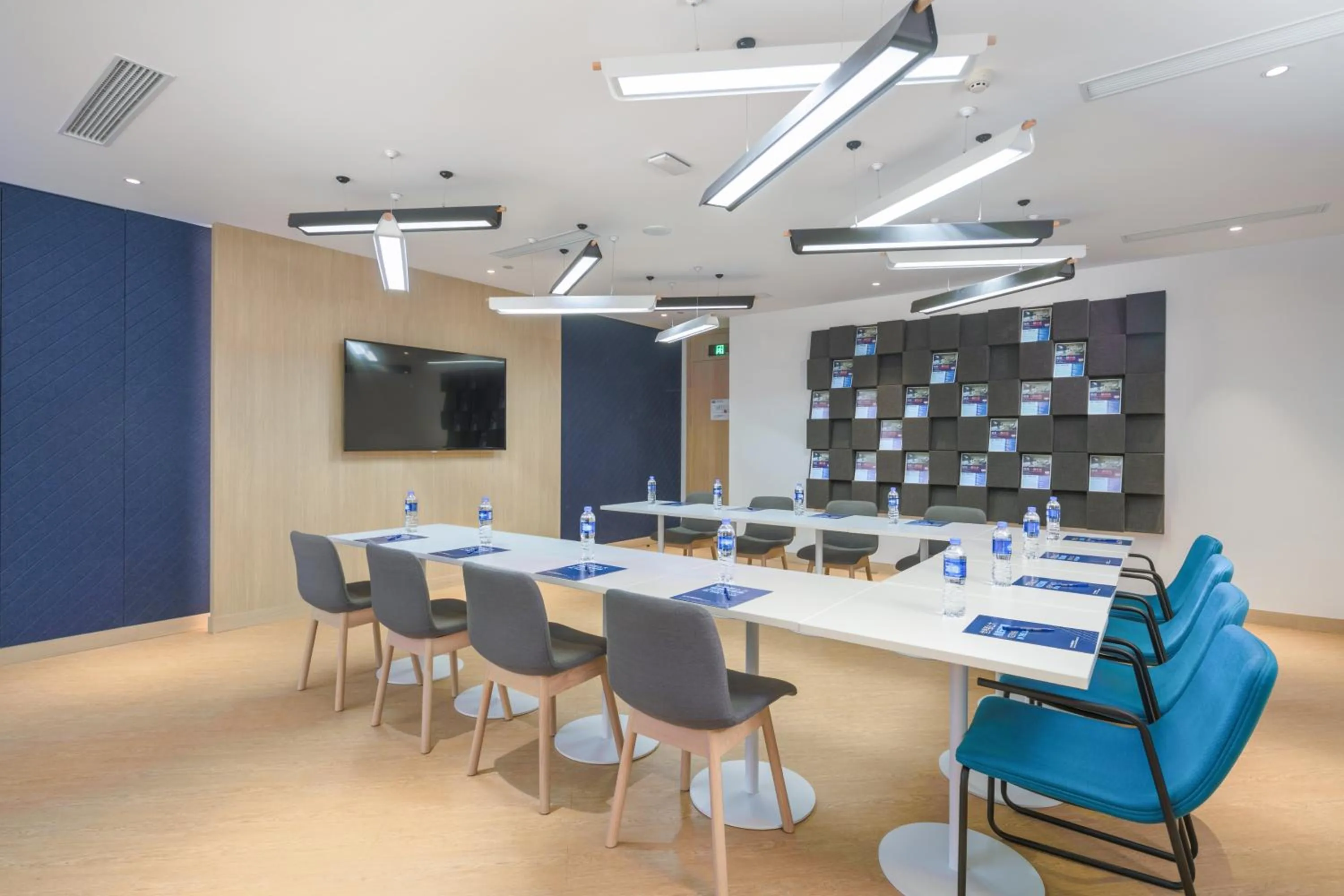 Meeting/conference room in Holiday Inn Express Hangzhou Jiuzhou by IHG