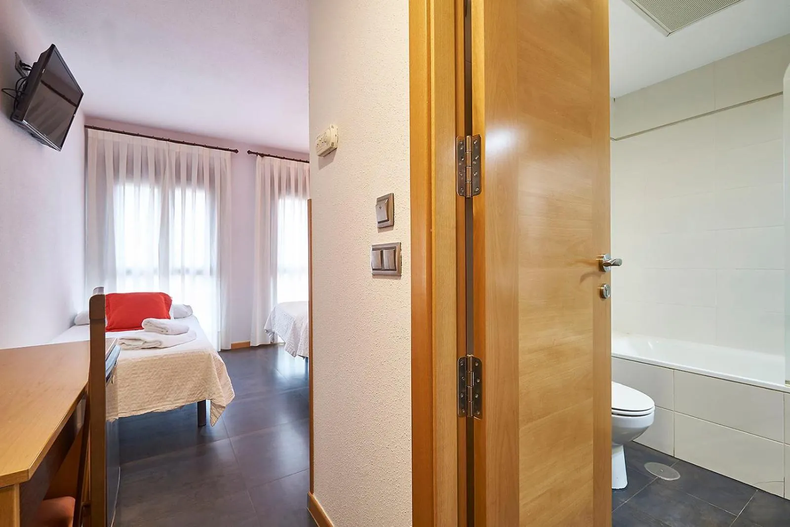 Toilet, Bed in Hotel Real de Illescas