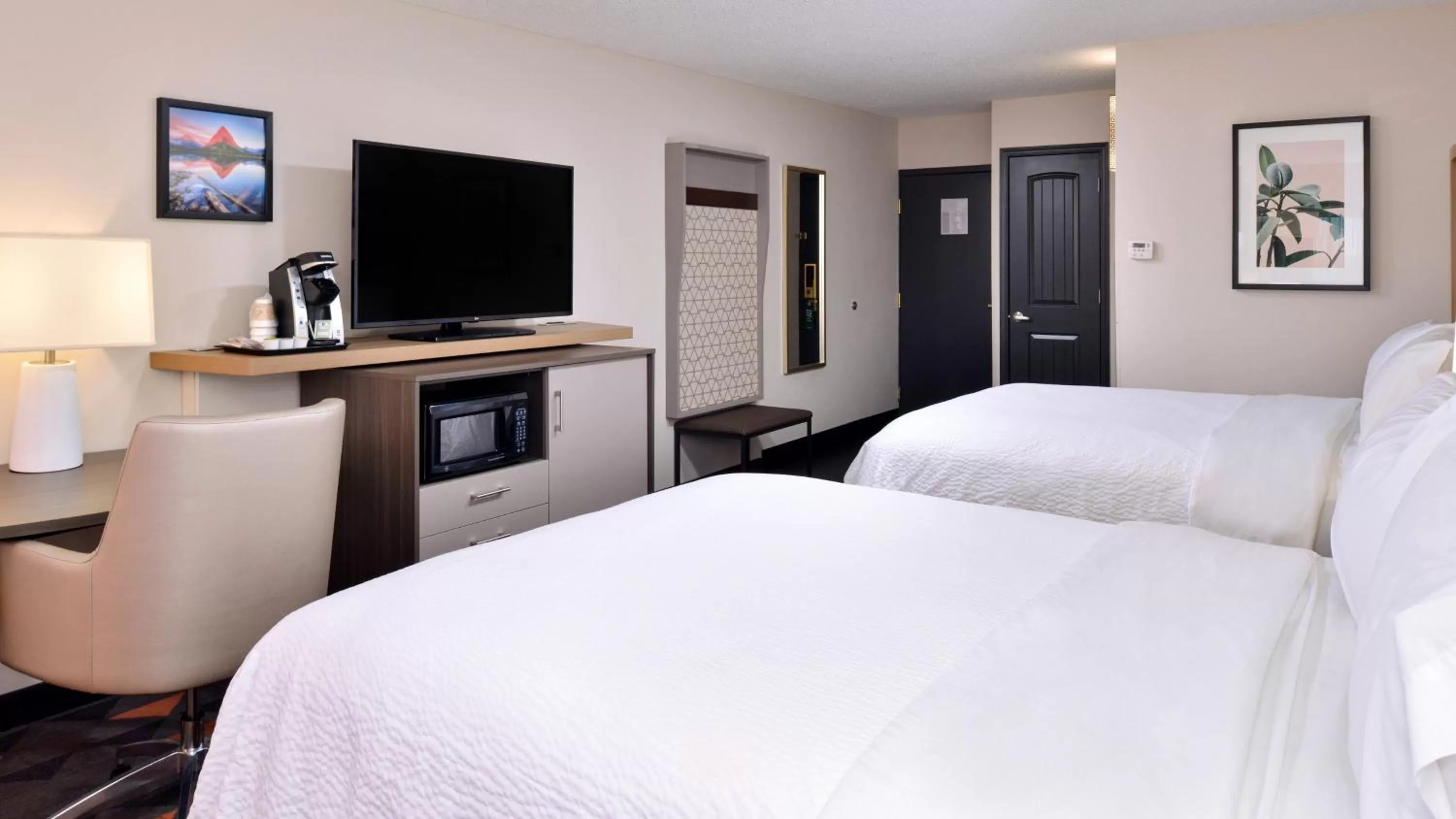 Photo of the whole room, Bed in Holiday Inn Great Falls-Convention Center by IHG
