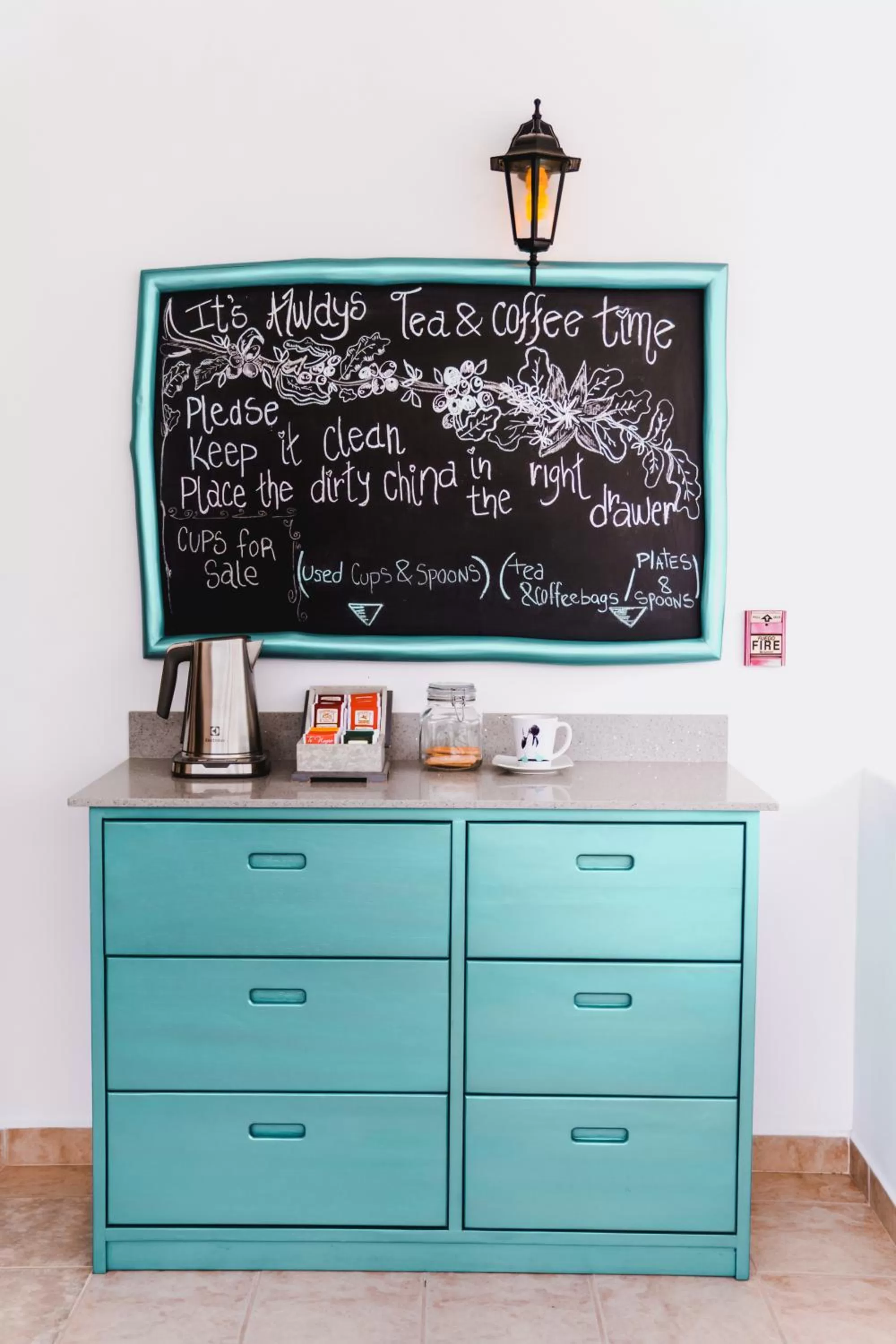 Food and drinks, TV/Entertainment Center in Hotel Galapagos Suites B&B