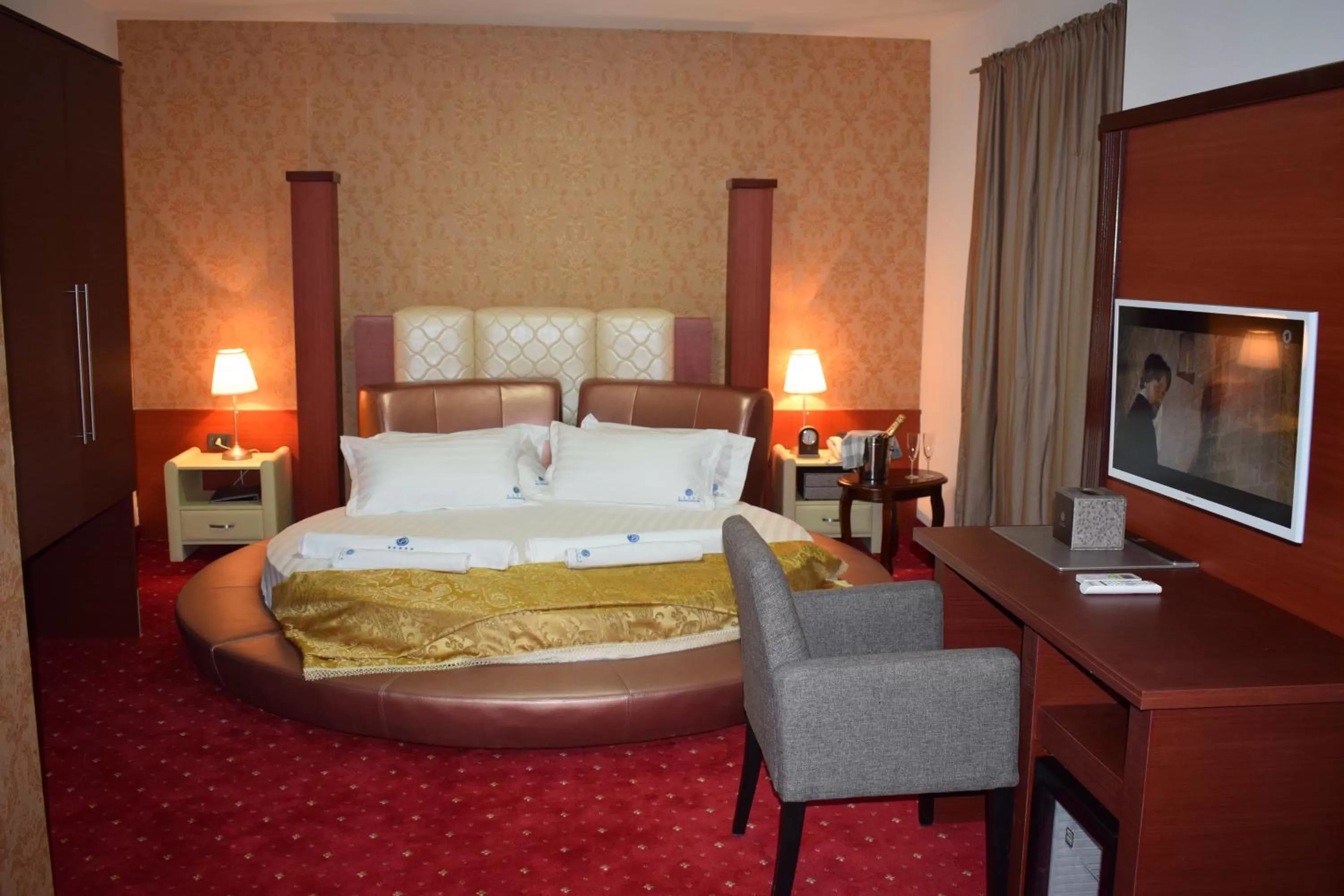 Photo of the whole room, Bed in Petriti & Spa