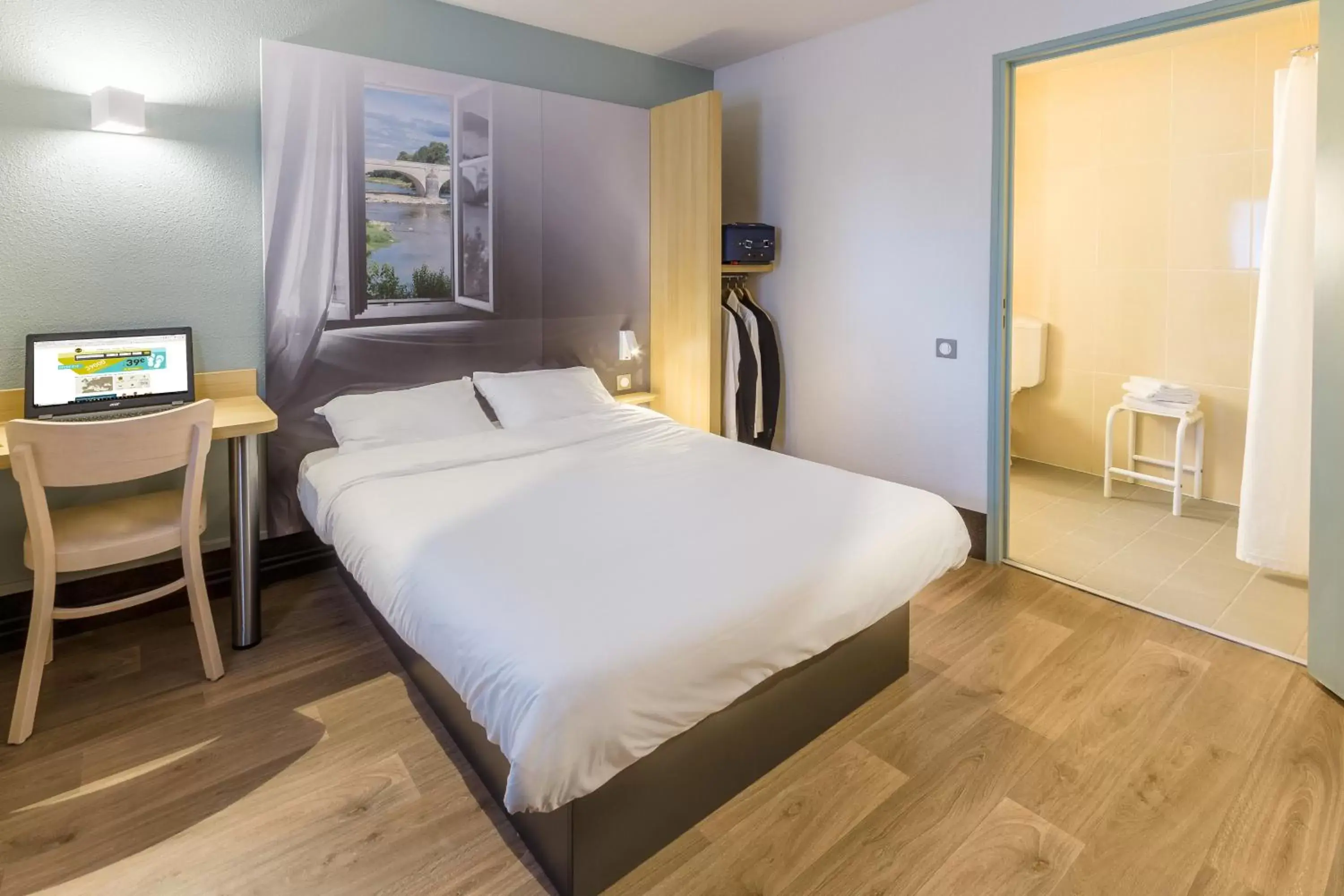 Double Room - Disability Access in B&B HOTEL Villeneuve Loubet Plage Double Room - Disability Access in B&B HOTEL Villeneuve Loubet Plage