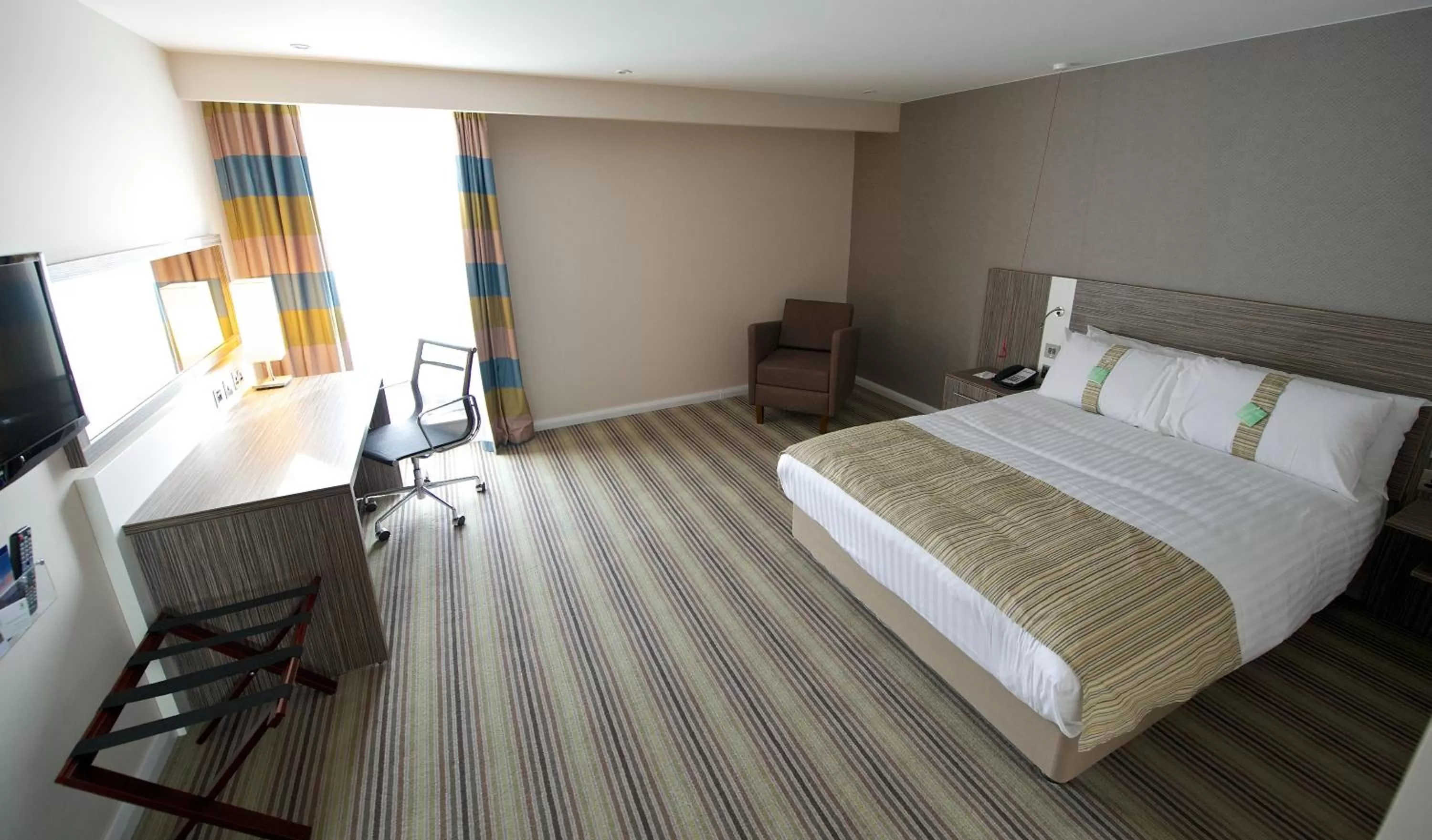Photo of the whole room, Bed in Holiday Inn Southend by IHG