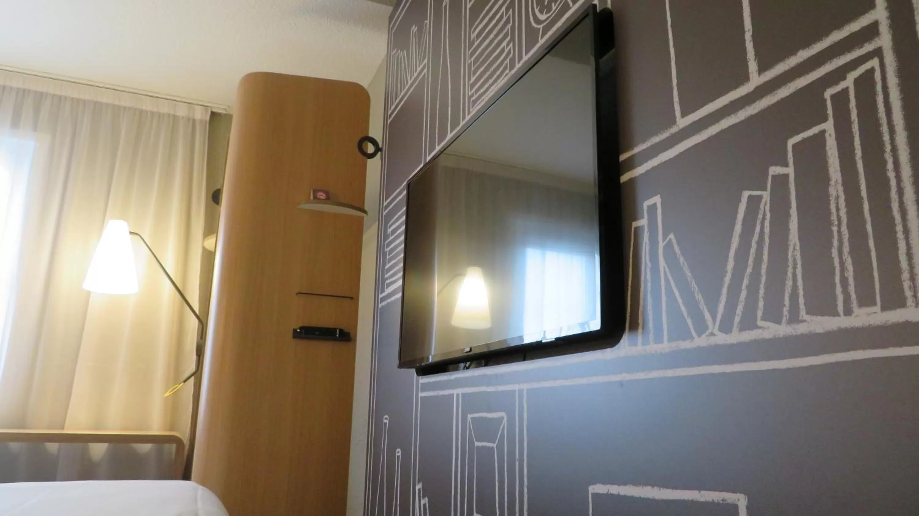 Communal lounge/ TV room, Bed in ibis Melun