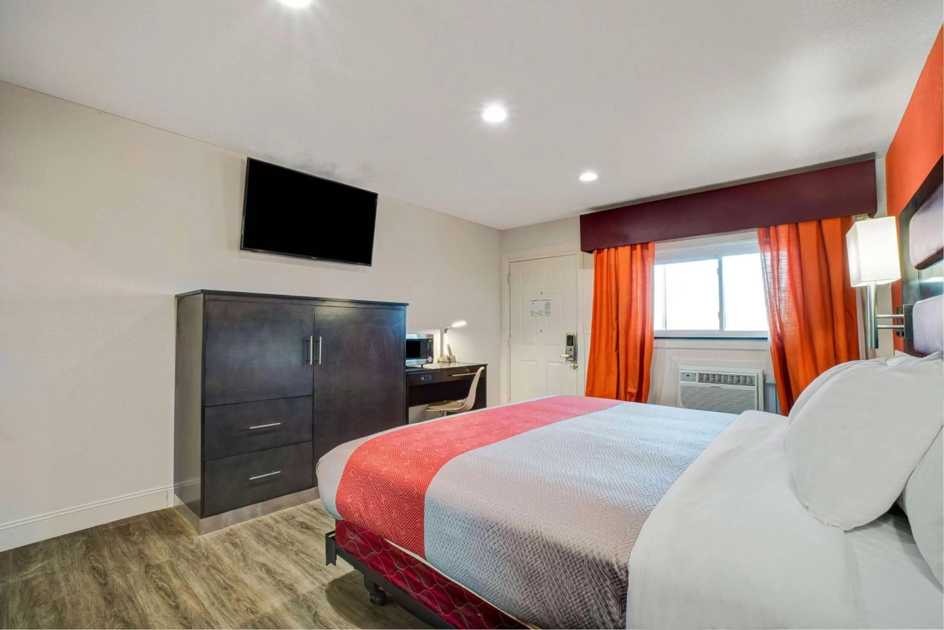 Photo of the whole room, Bed in Motel 6 Bellville, OH