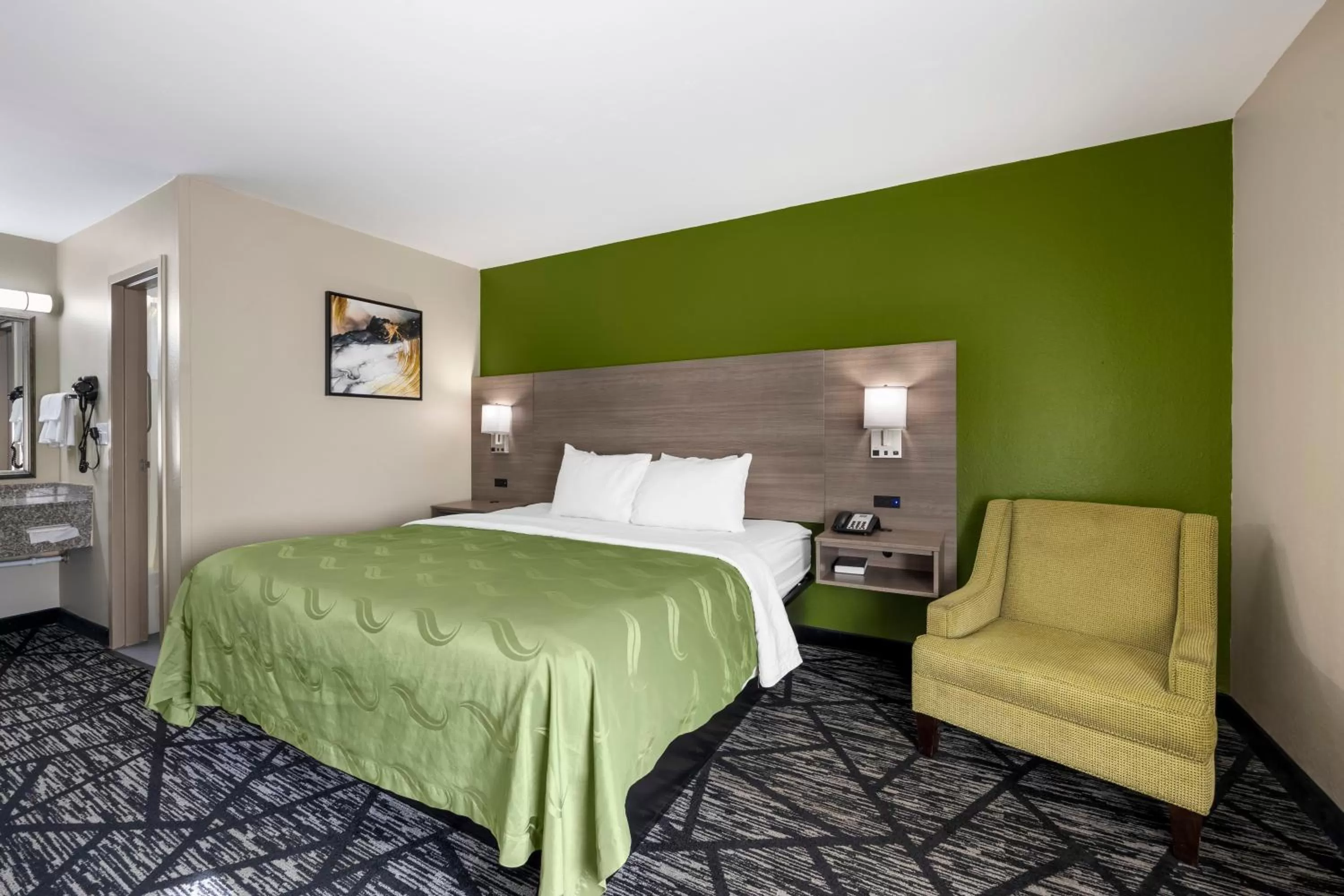 Bed in Quality Inn Jackson Northwest