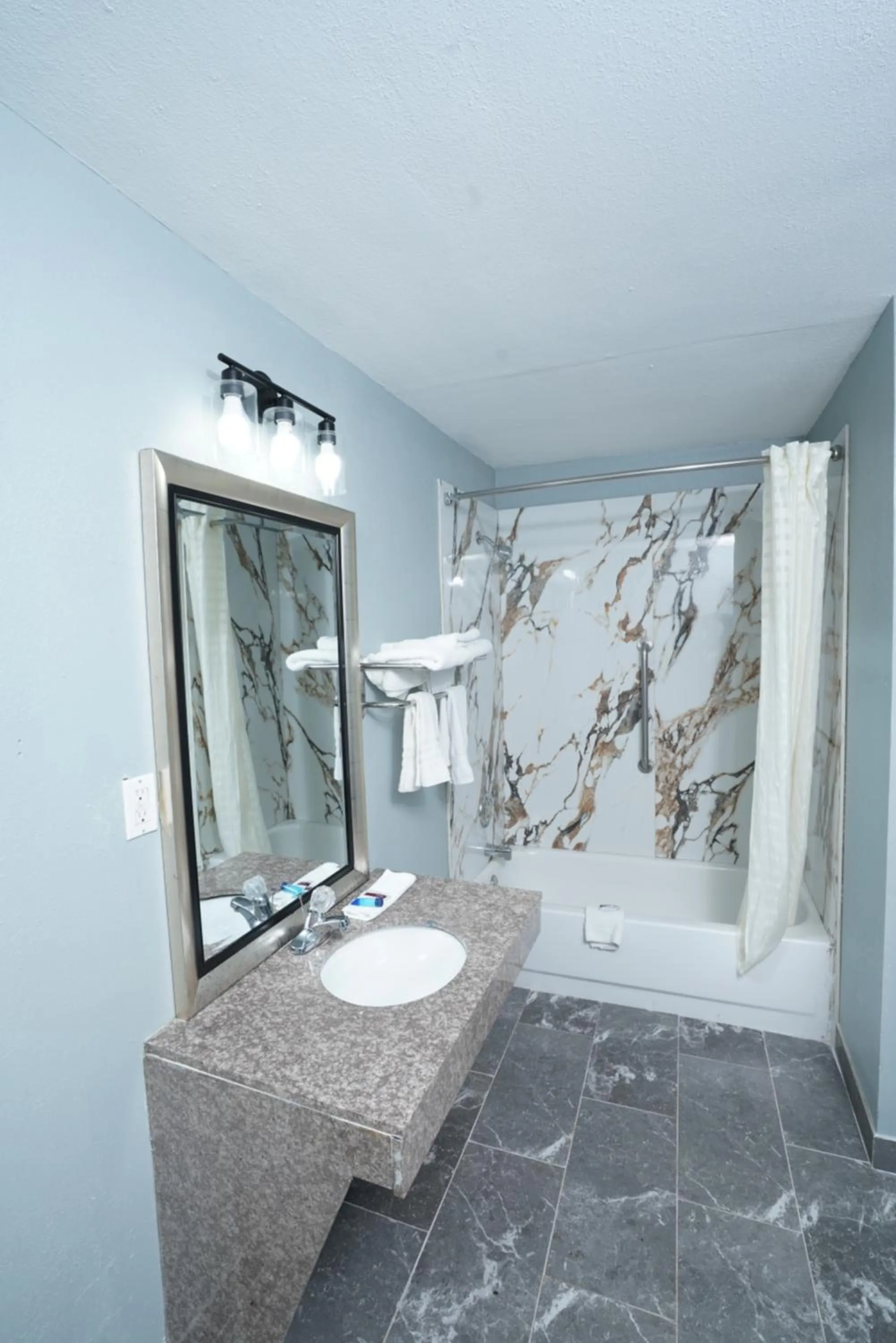 Shower in Red Carpet Inn & Suites