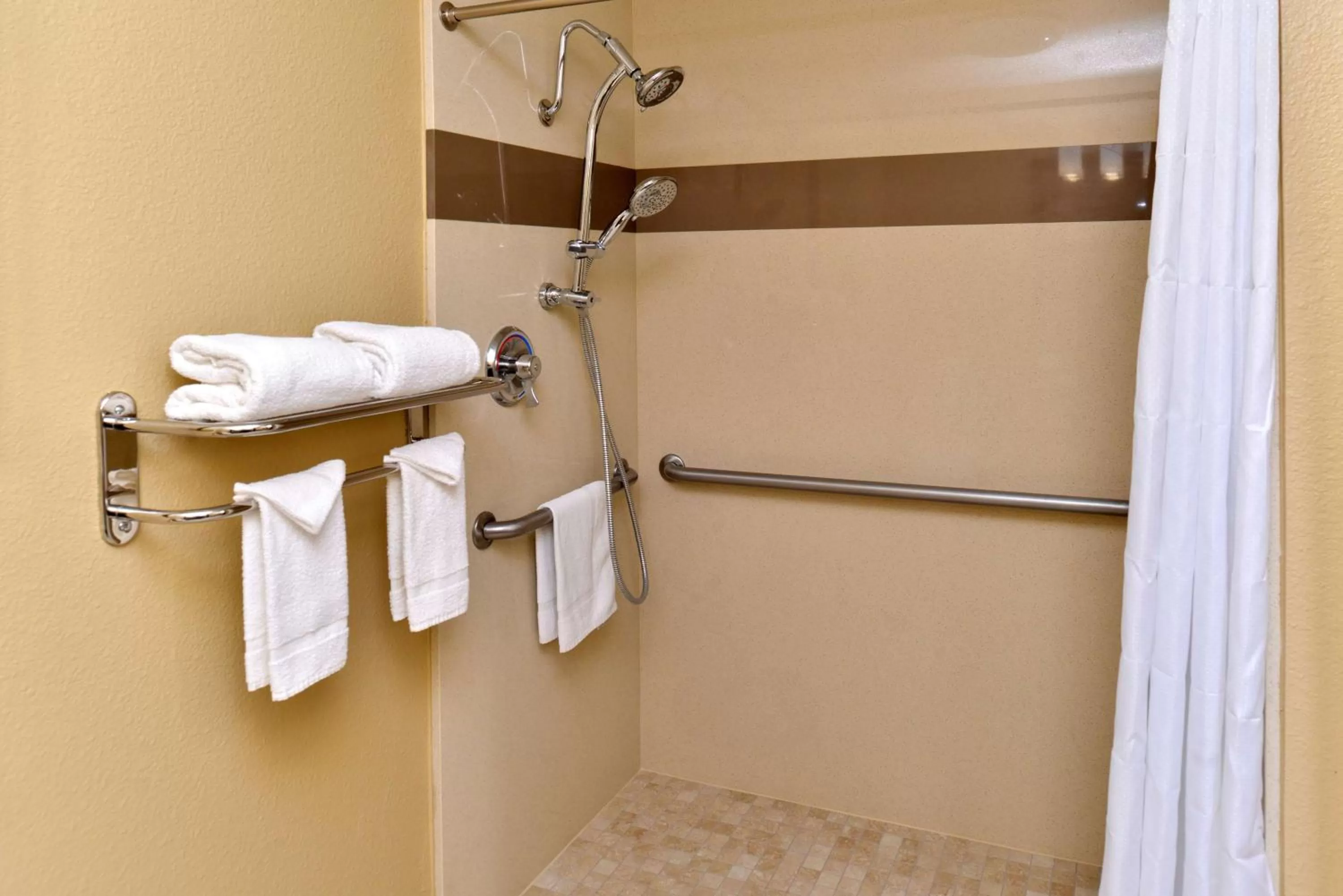 Queen Room with Roll-In Shower - Mobility Accessible/Non-Smoking in Best Western Long Beach Inn