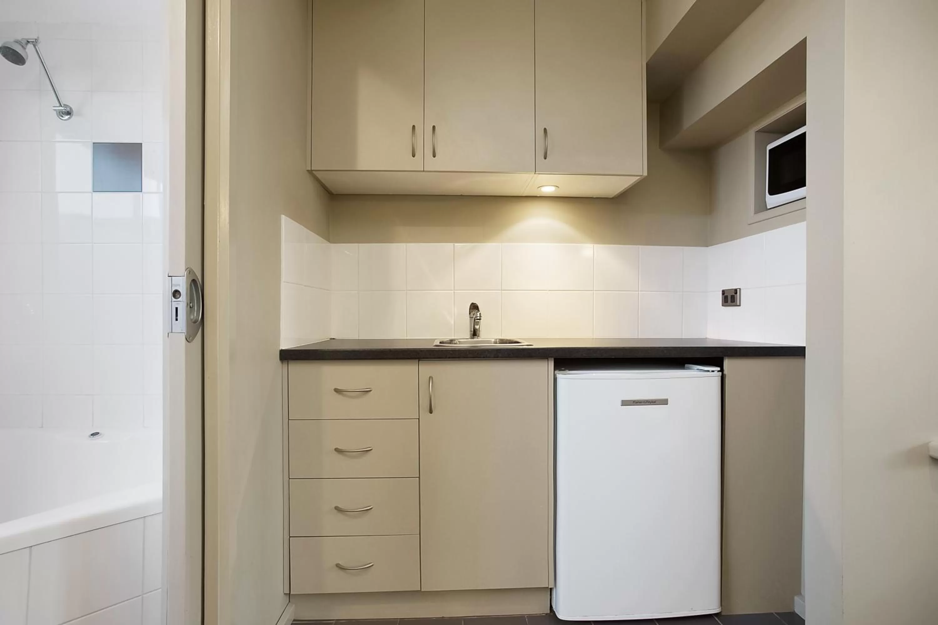 Kitchen or kitchenette in Comfort Inn On Raglan