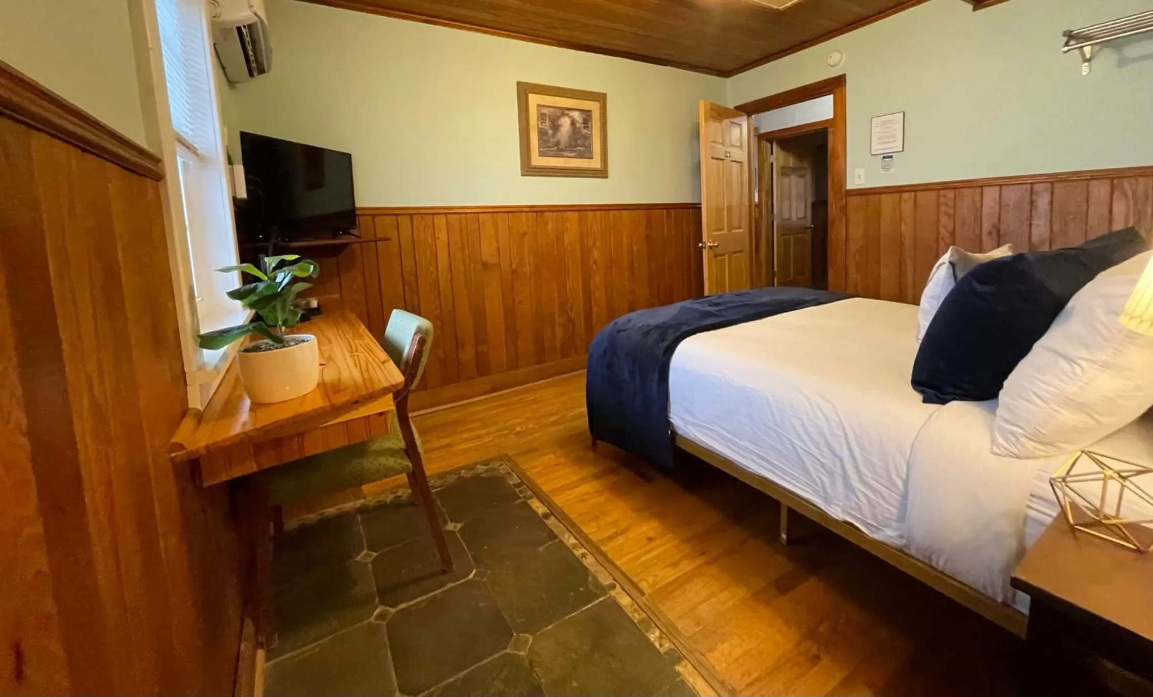 Bed in Skyline Village Inn