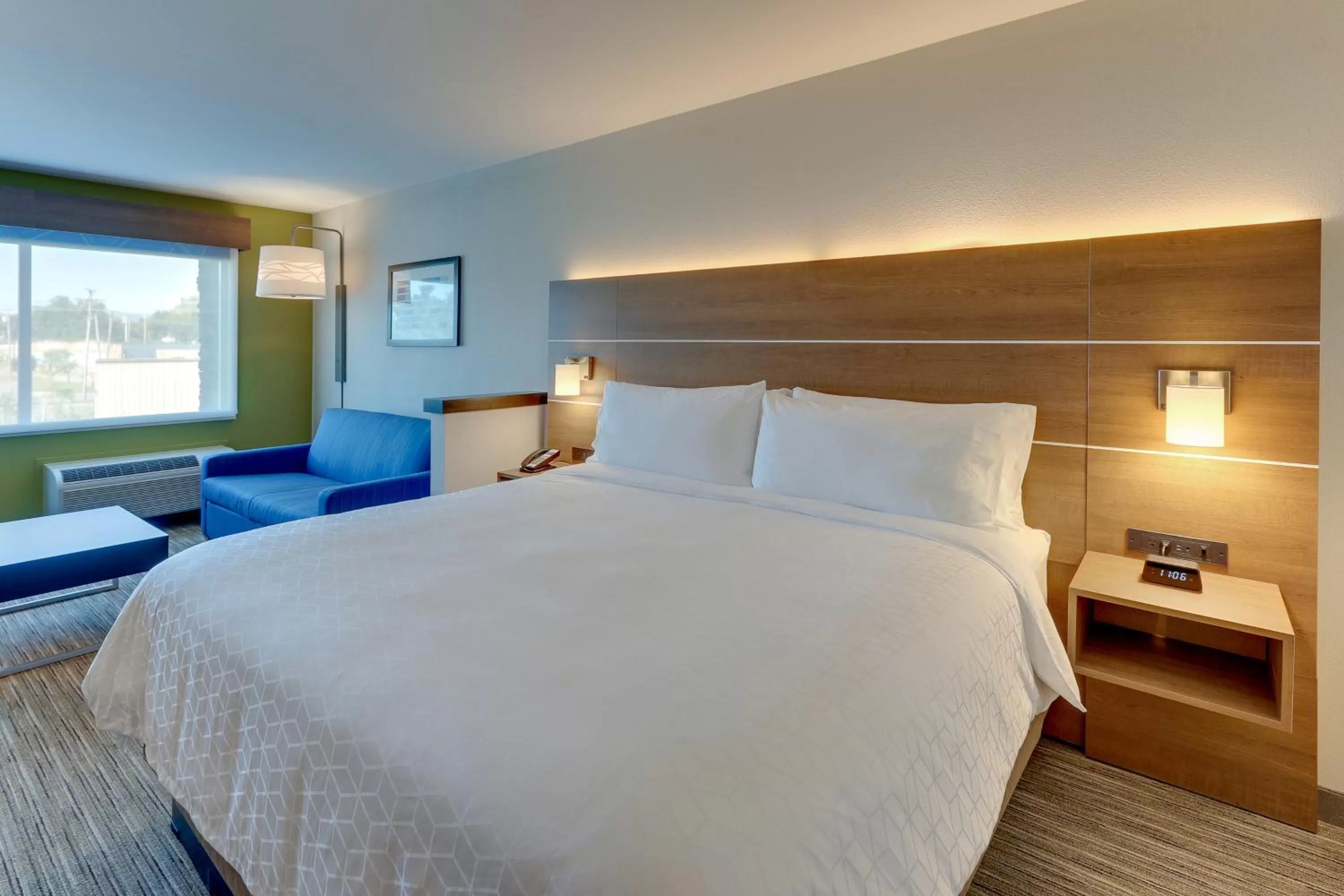 Bed in Holiday Inn Express & Suites - Roanoke – Civic Center