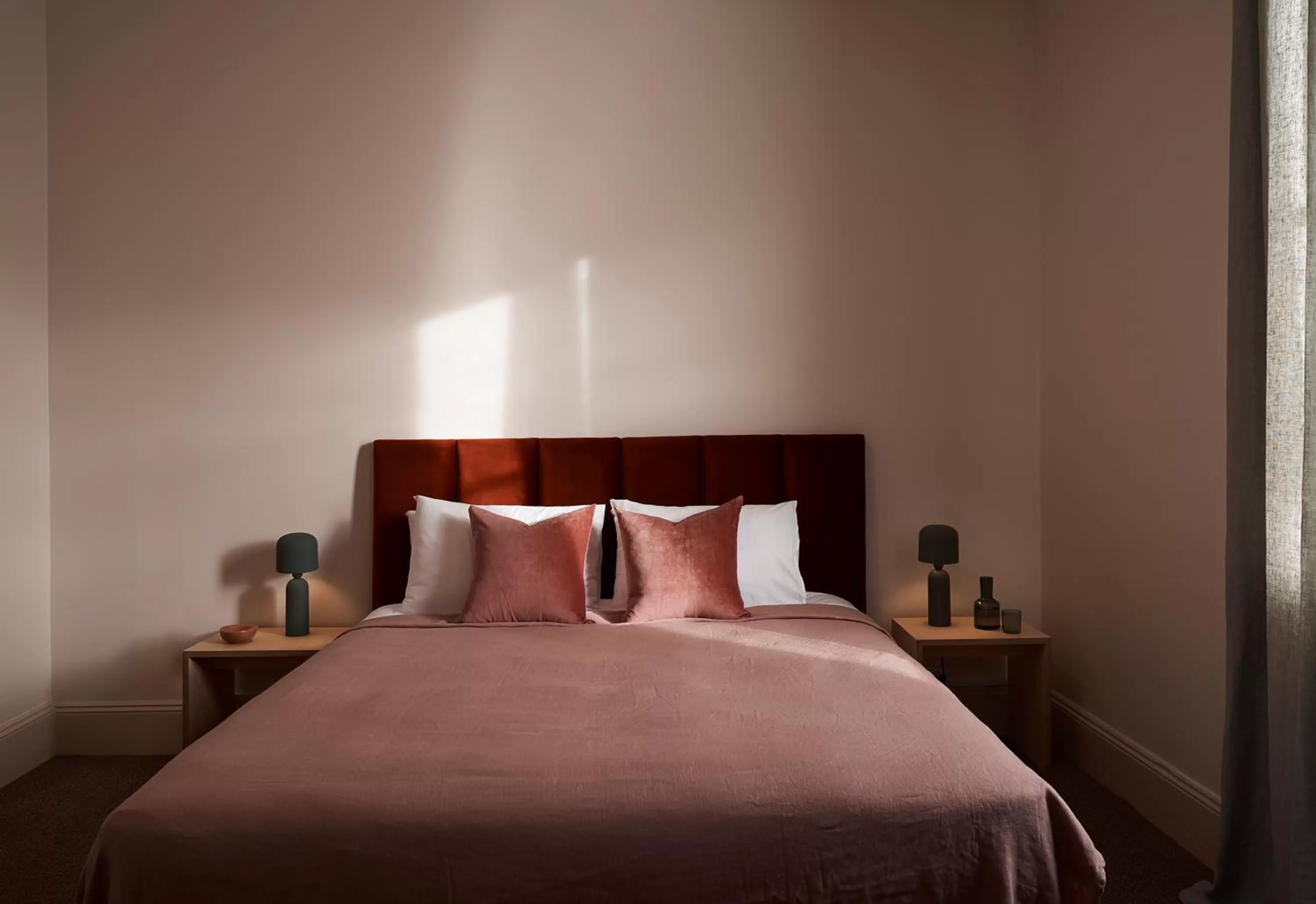 Photo of the whole room, Bed in The Rooms Milton