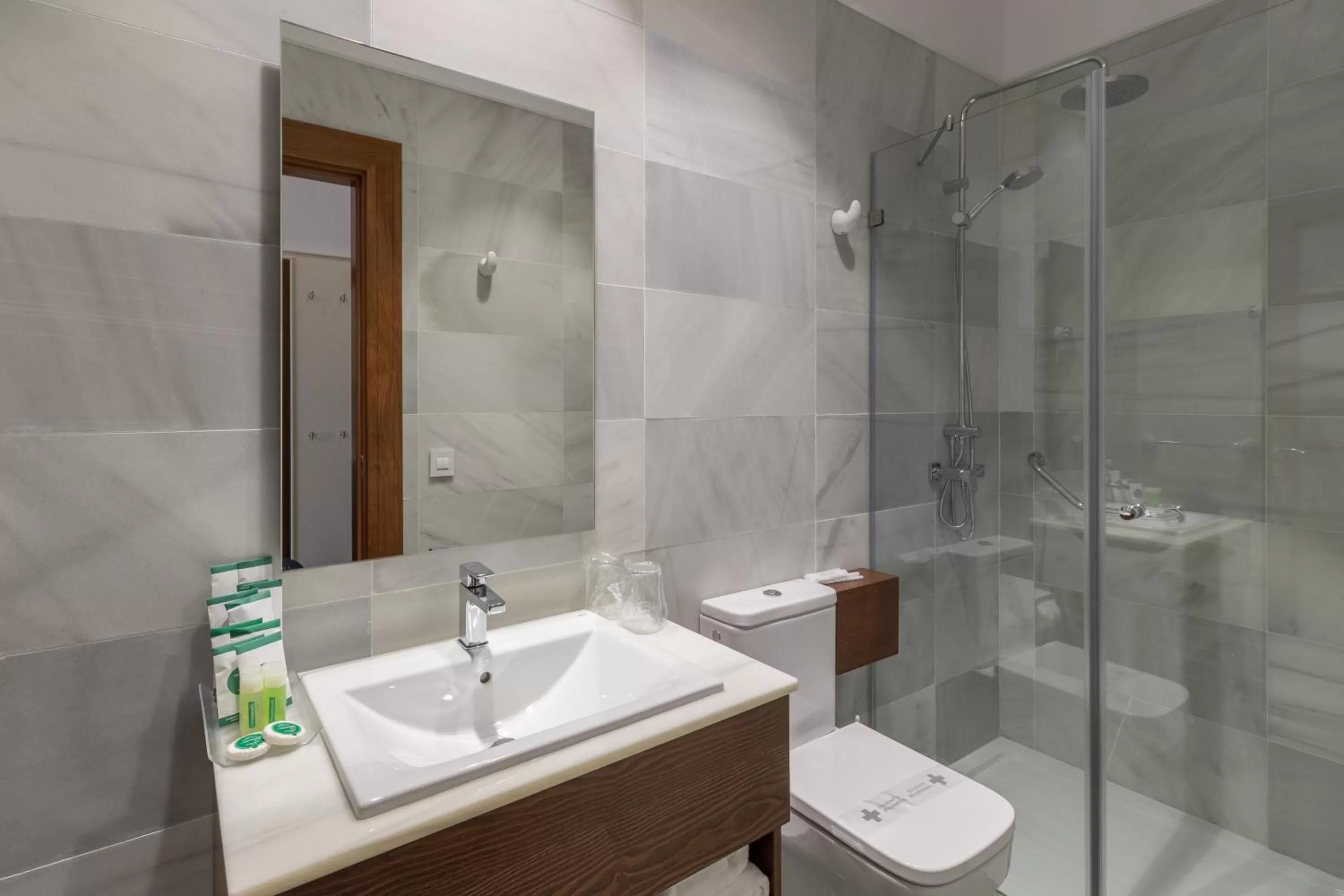 Shower in Hotel Emblemático Holiday Time