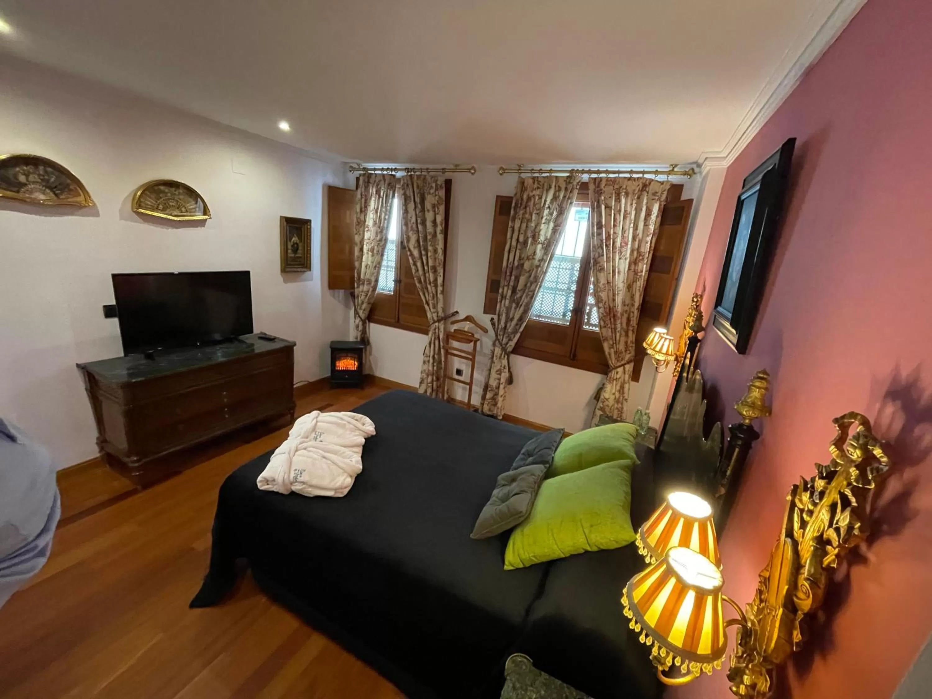 Photo of the whole room, Bed in La Llave de la Judería Hotel Boutique