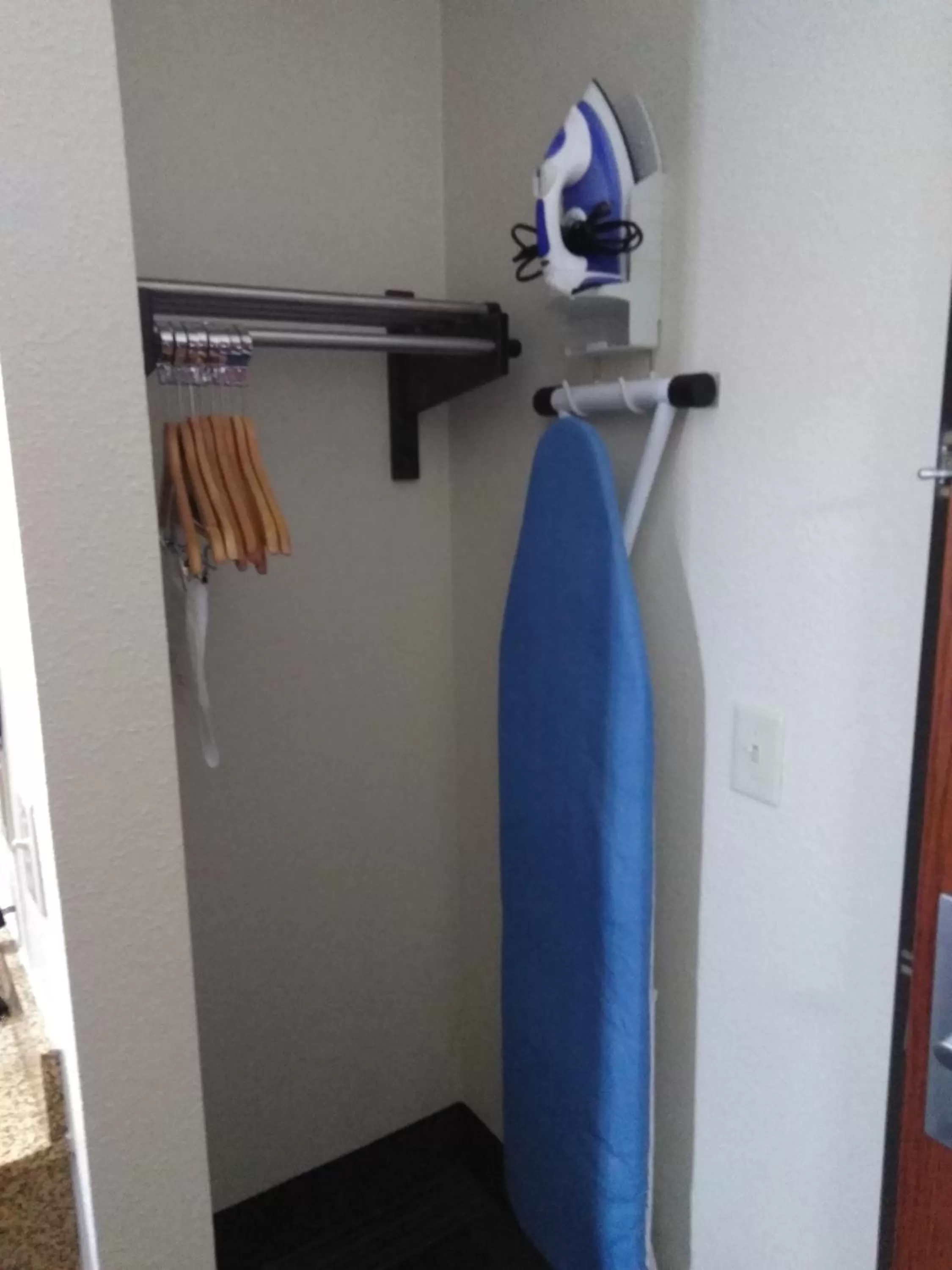 furniture in Quality Inn & Suites Mount Vernon