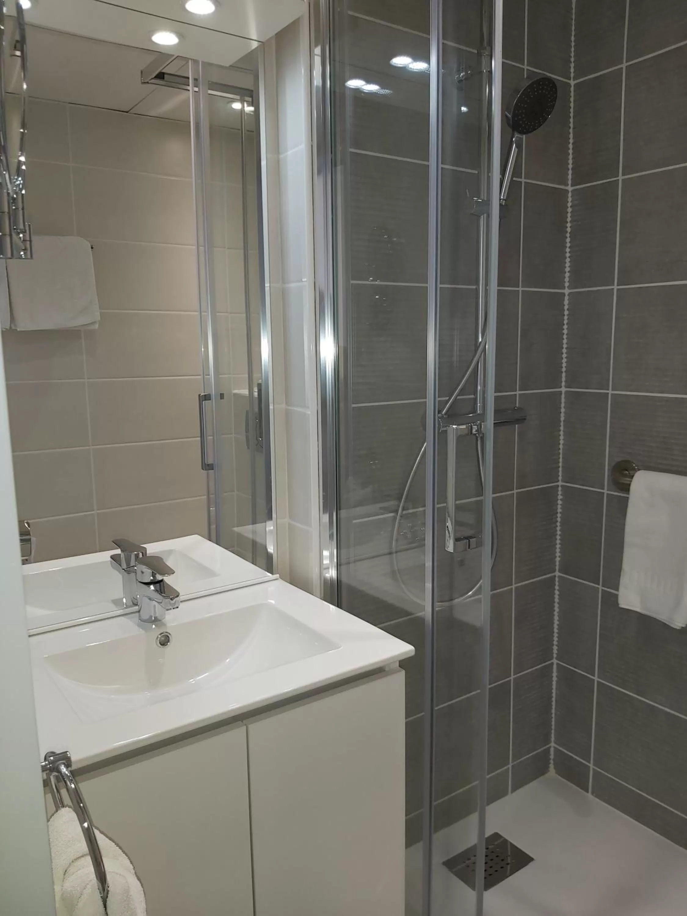 Bathroom in Hotel Restaurant Miramar L'orchidée