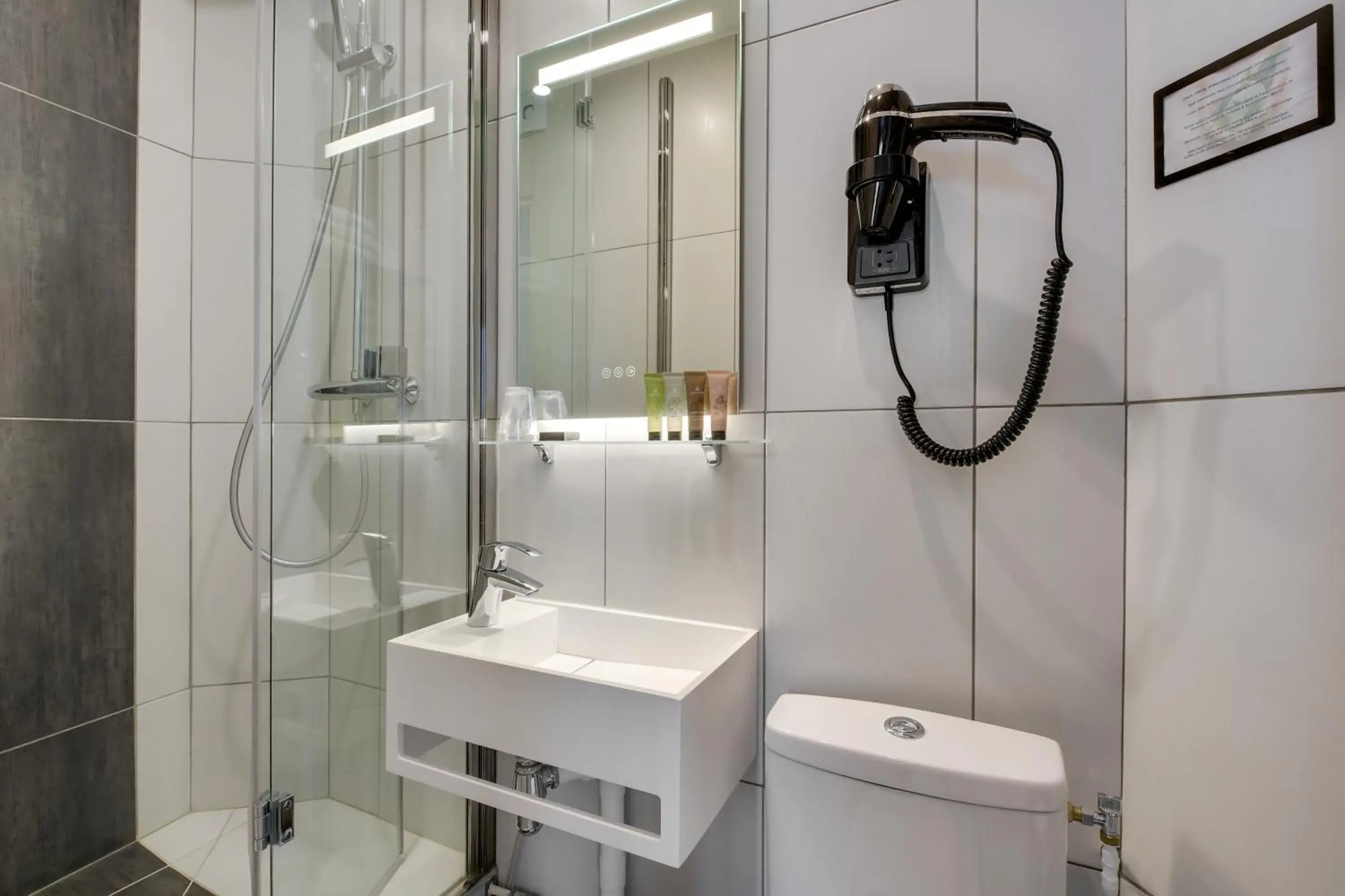 Single Room in Hotel Riviera Elysees Single Room in Hotel Riviera Elysees