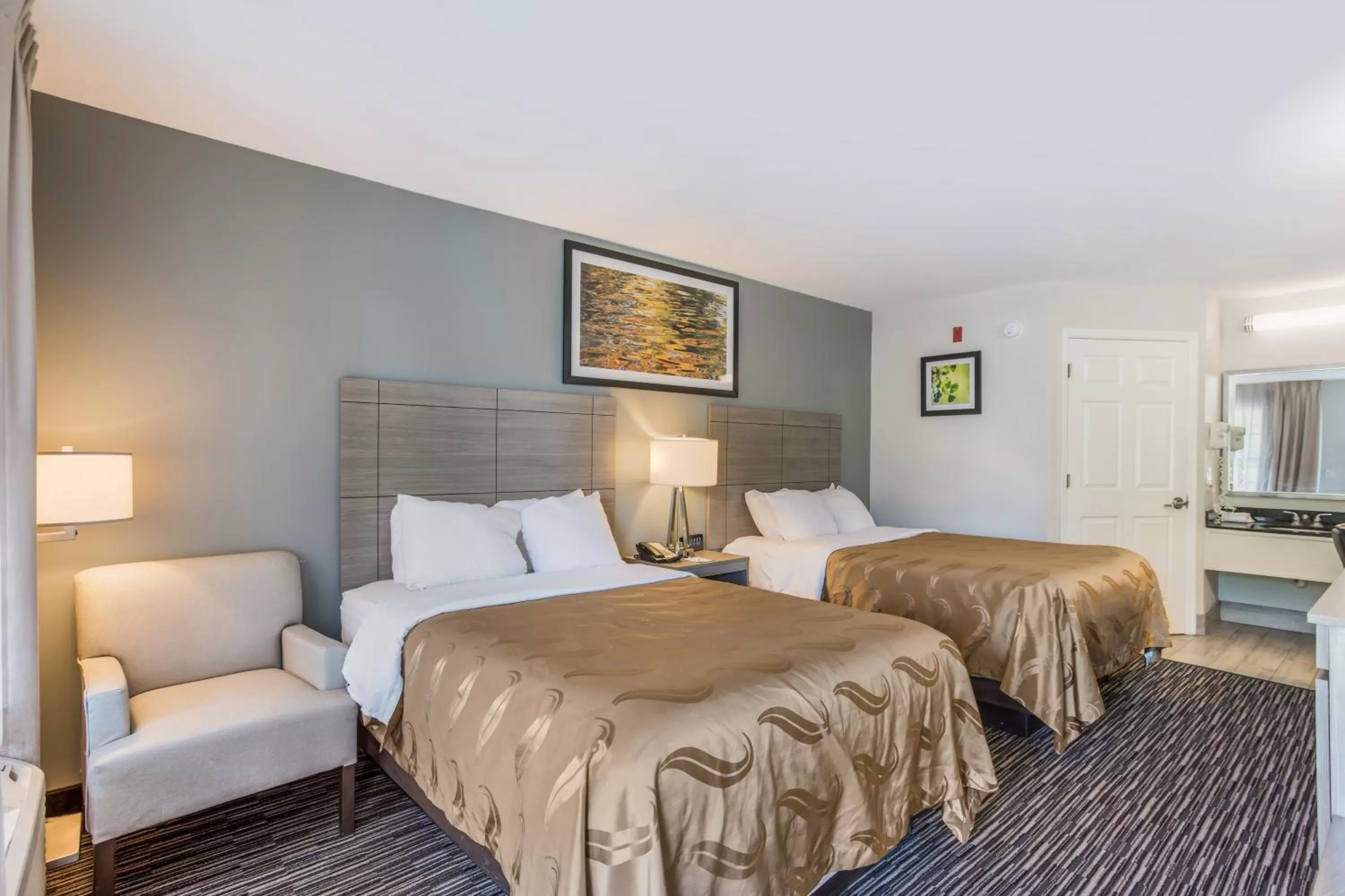 Bed in Quality Inn Gallatin-Nashville Metro