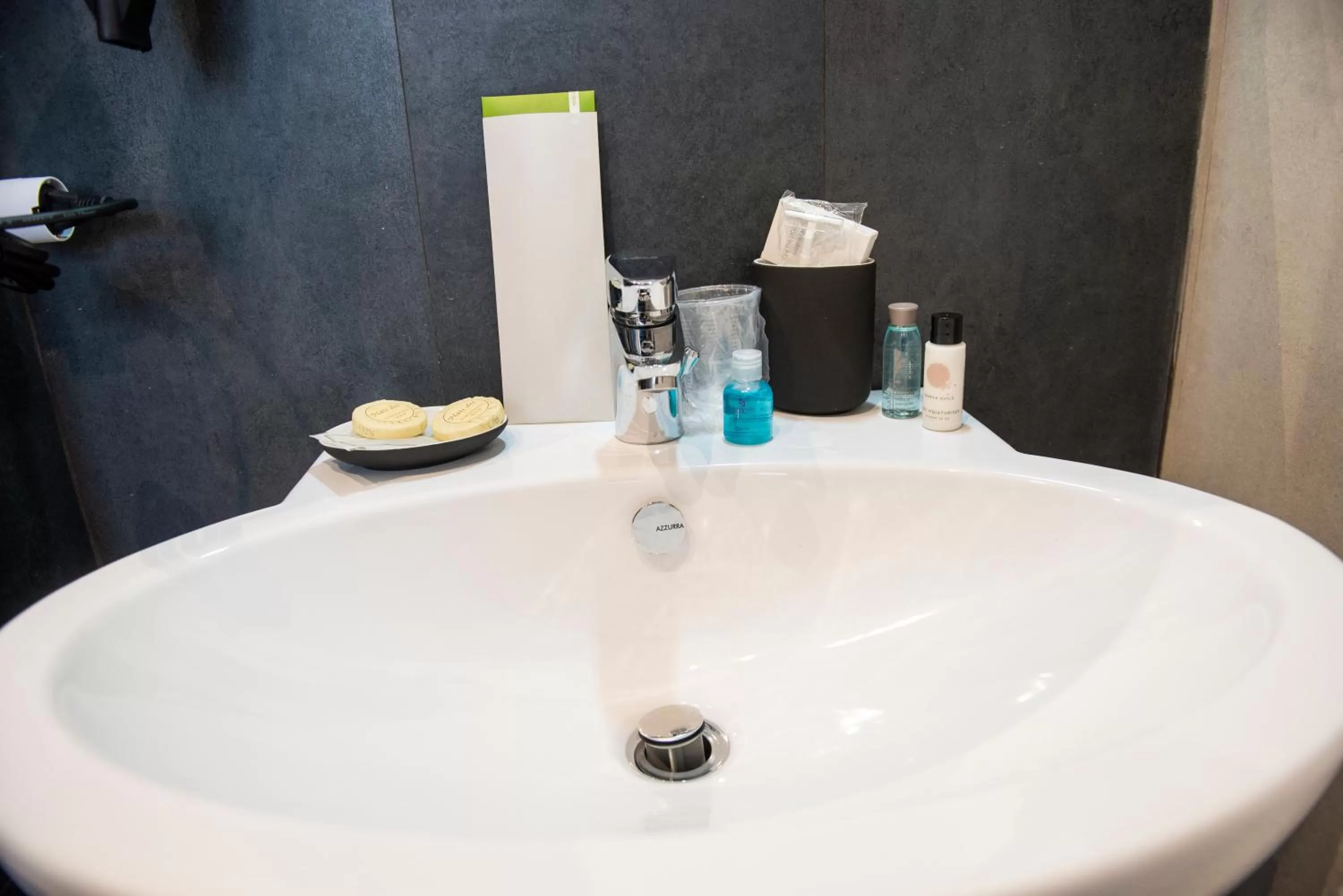 Bathroom in D'amelio'S suites